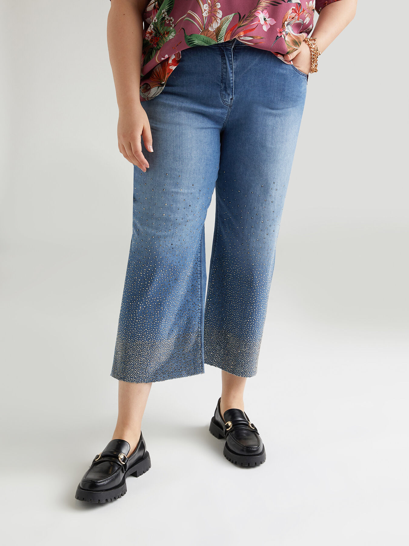 Ambra cropped wide-leg jeans with appliqu&eacute;s image number 2