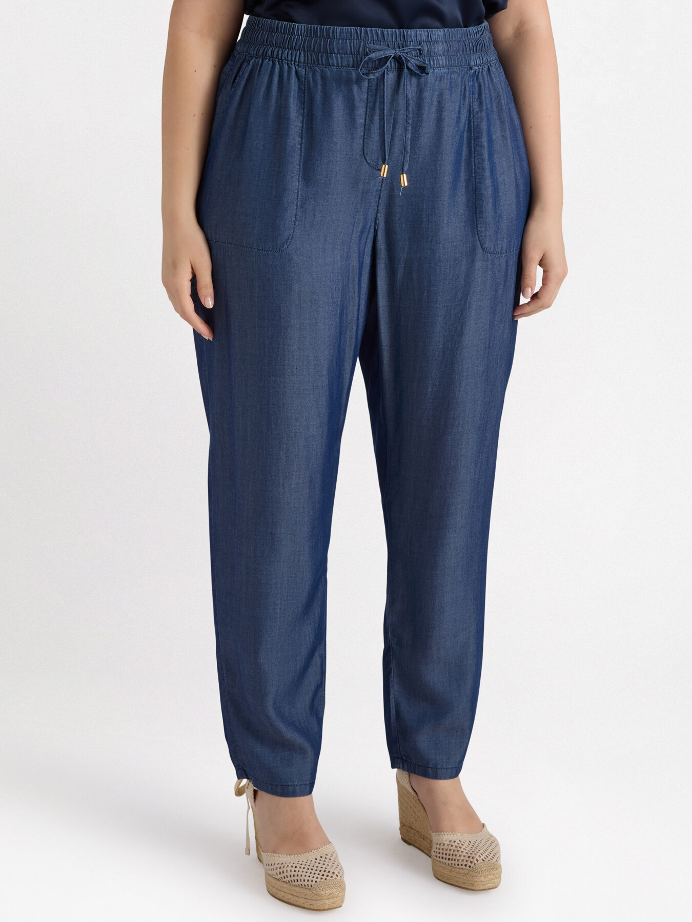 Jean mod&egrave;le jogger en fibres TENCEL&trade; image number 3