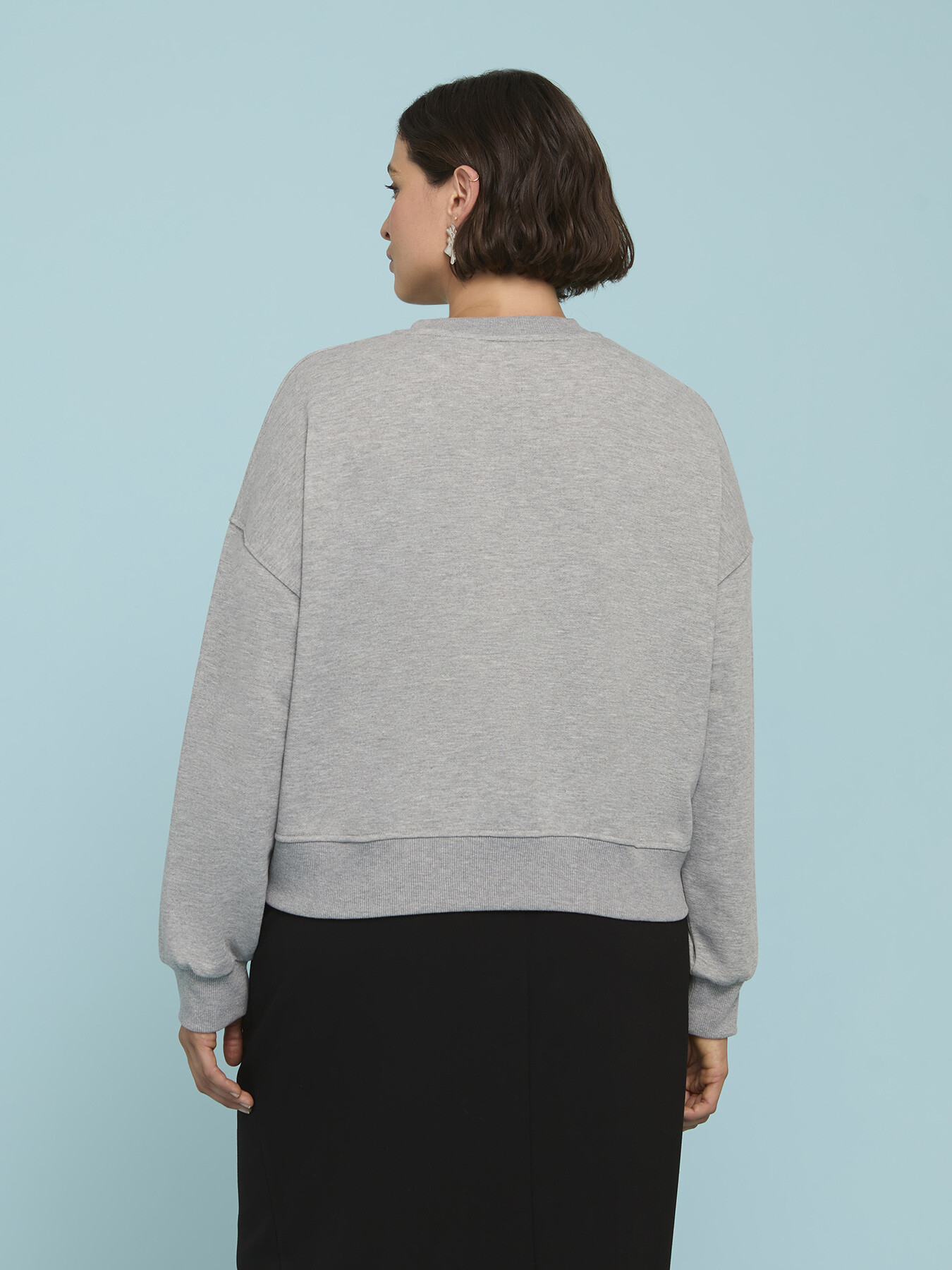 Sweat-shirt ferm&eacute; avec inscription circulaire image number 1