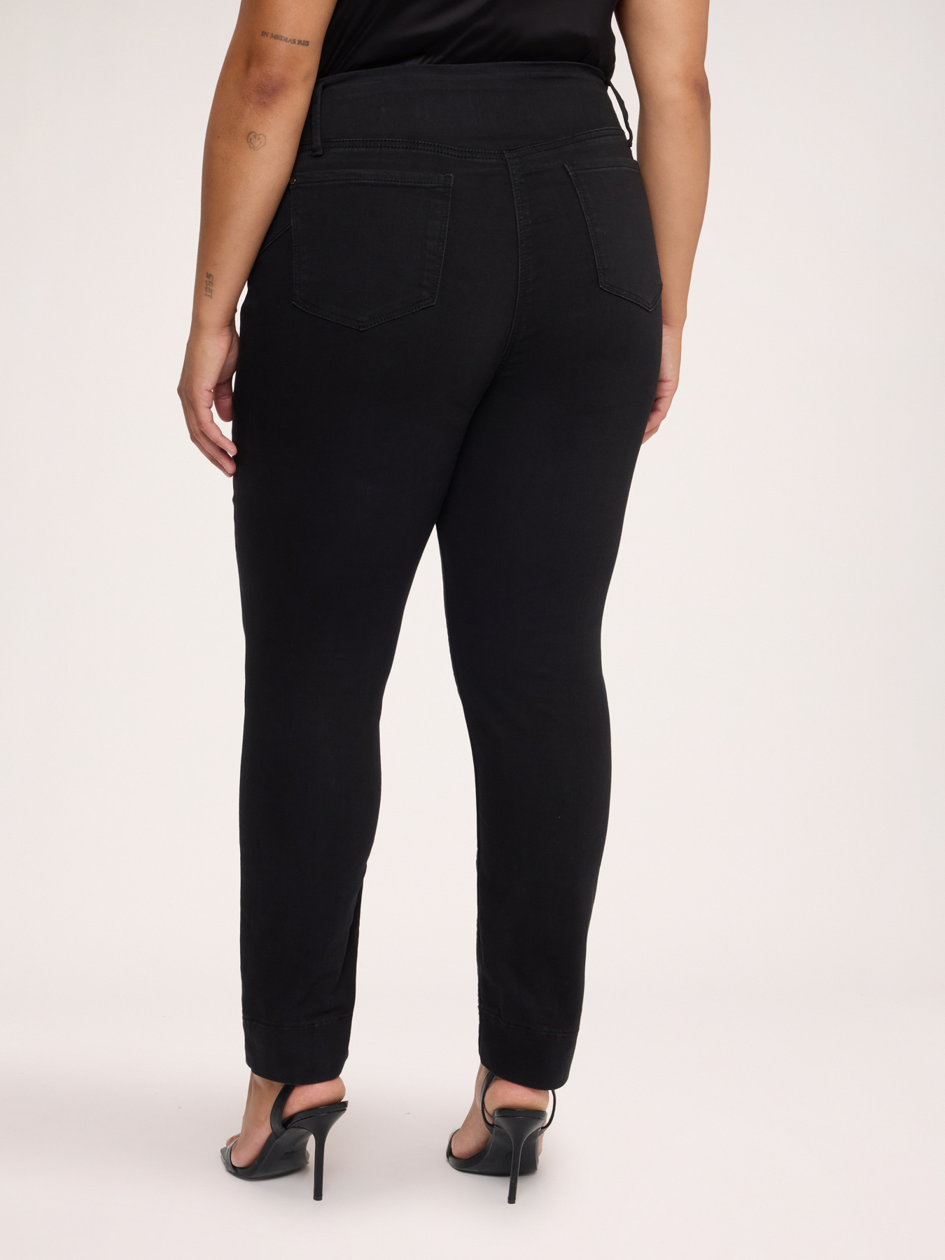 Jeggings aus schwarzem Denim mit drei Kn&ouml;pfen image number 2