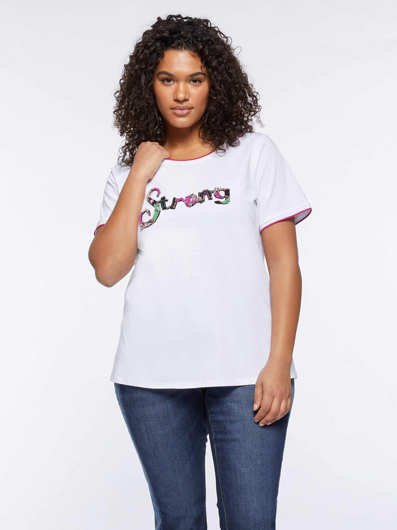 T-Shirt mit gesticktem Schriftzug und fuchsiafarbenem Saum image number 0