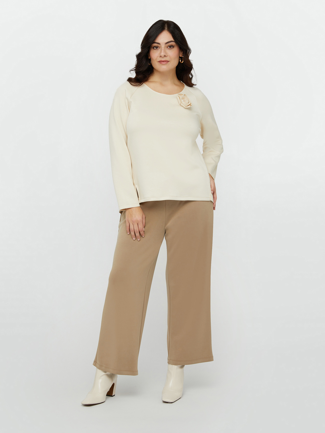 Weiches Sweatshirt mit aufgestickter Blume image number 3