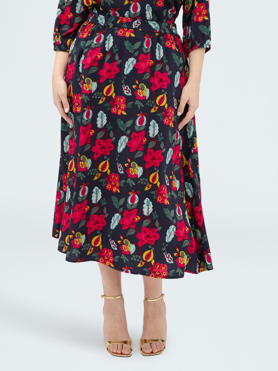 Long skirt with floral print