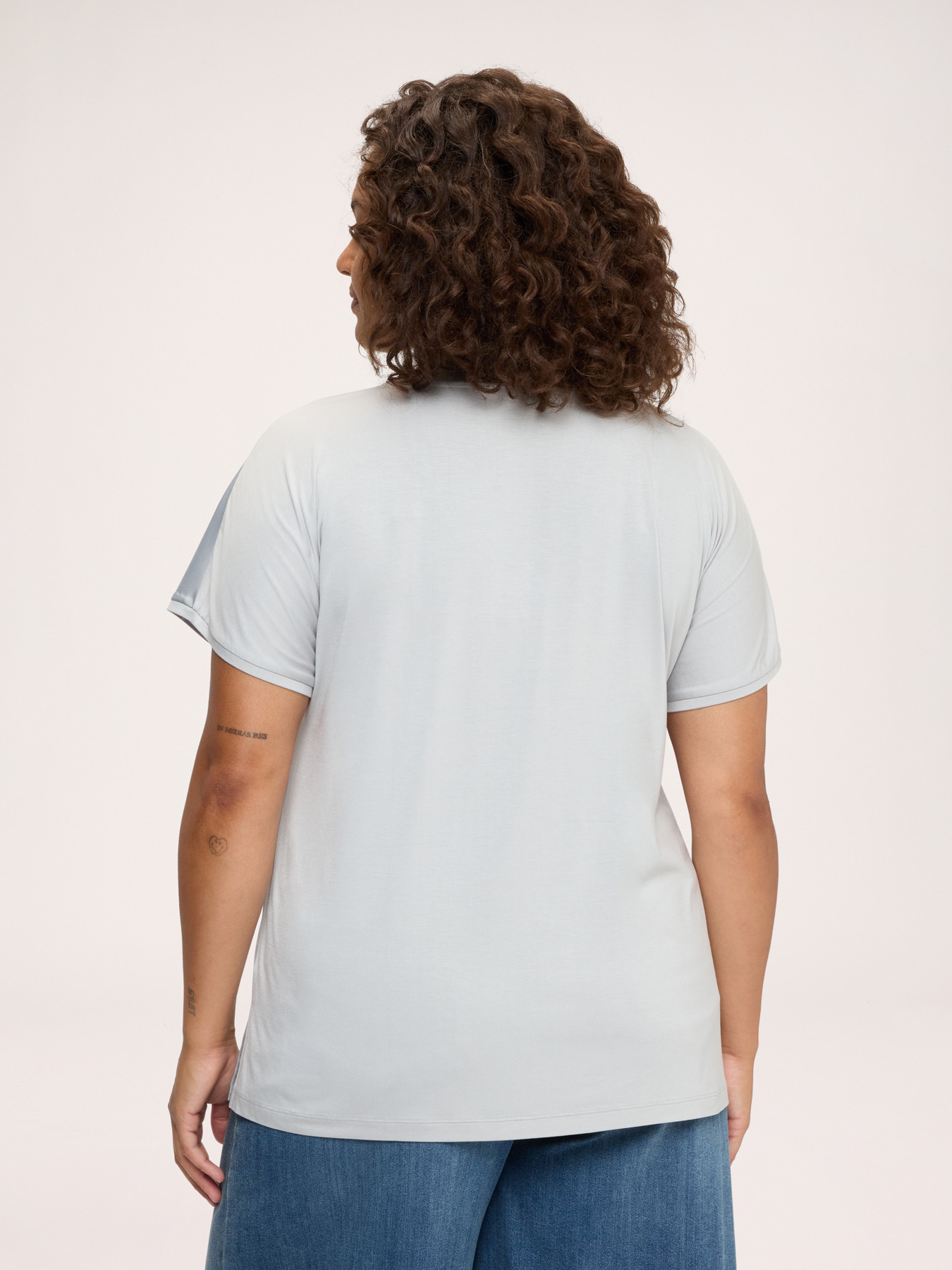 T-shirt bimaterica in raso viscosa image number 1