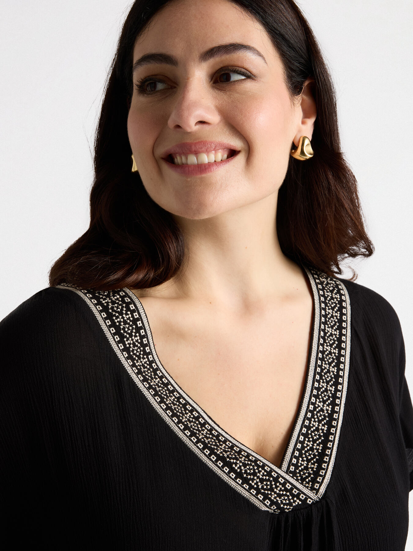 T-shirt con ricamo etnico image number 2