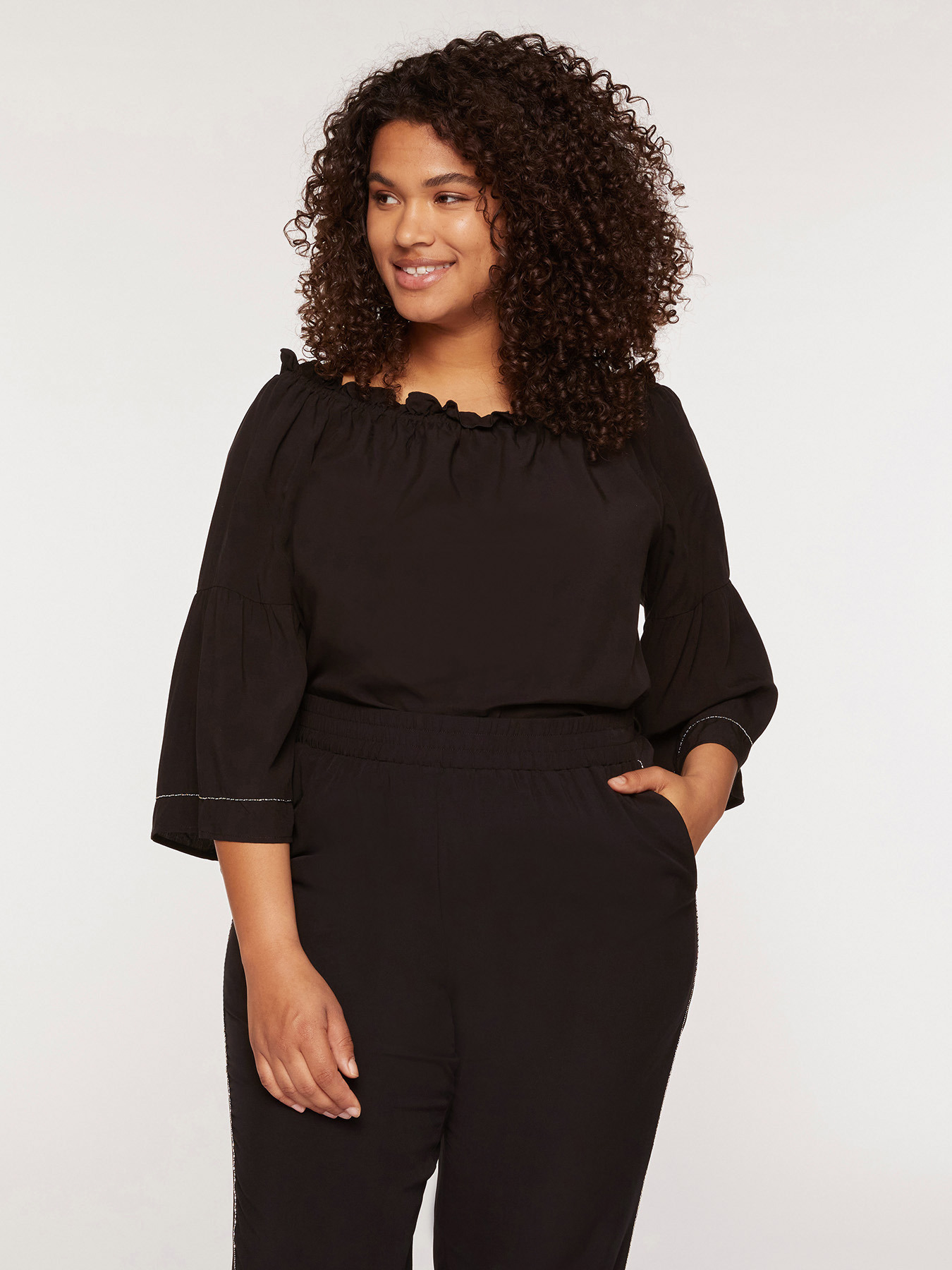 Schulterfreie Bluse mit Stickerei image number 0