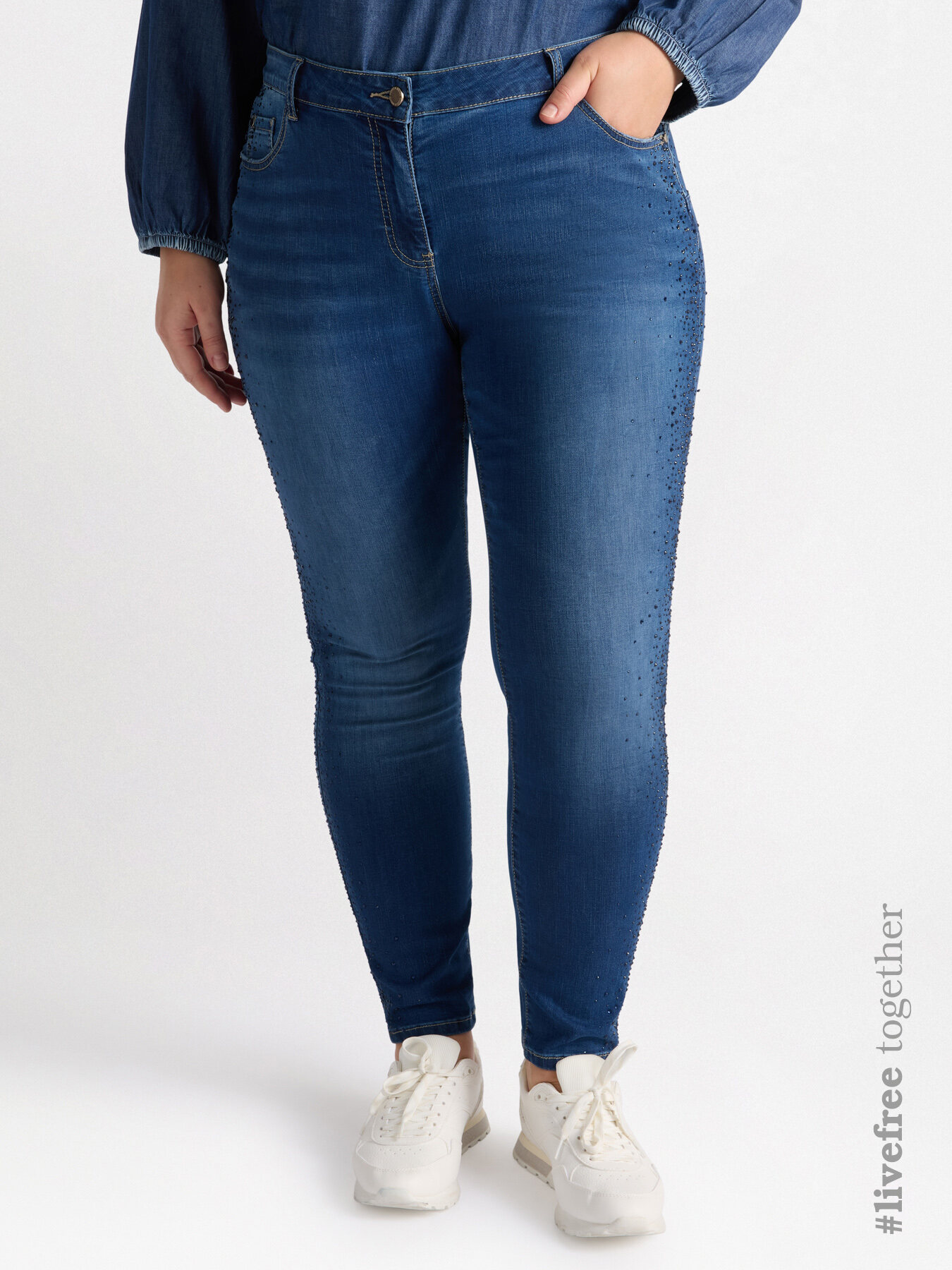 Skinny jeans with rhinestones image number 0