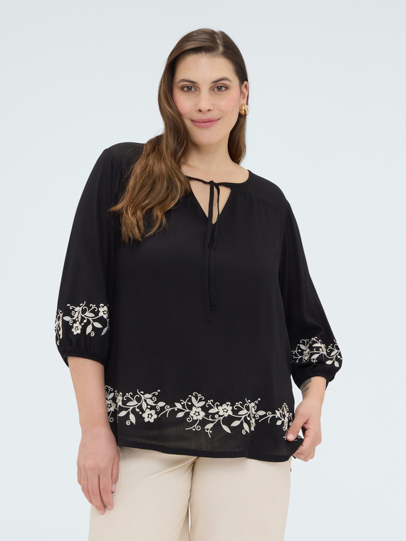 Blouse avec broderies florales