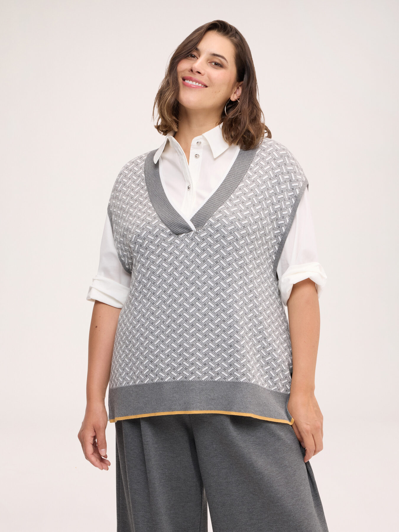 V-neck vest with jacquard pattern image number 0
