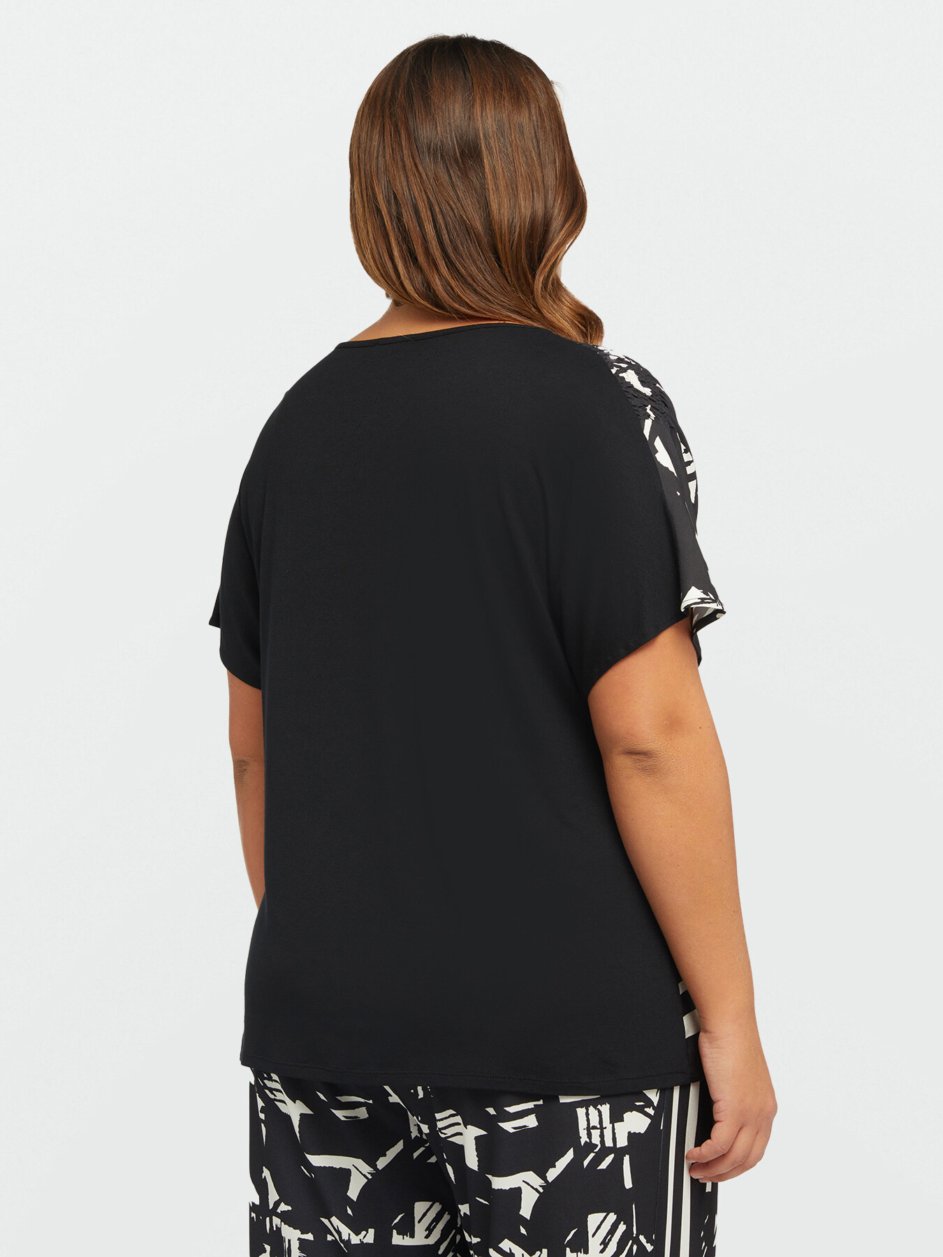 T-shirt bimaterica dalla stampa black and white image number 1