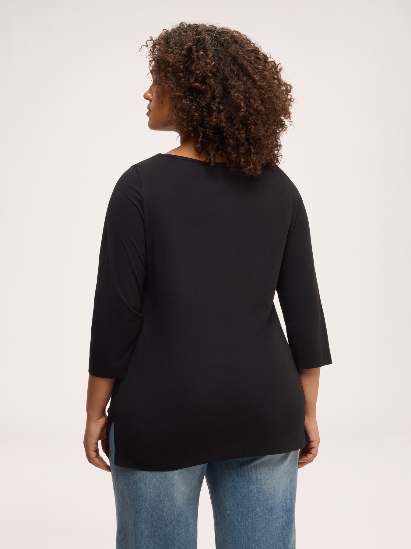 T-shirt con scollo a barchetta image number 1