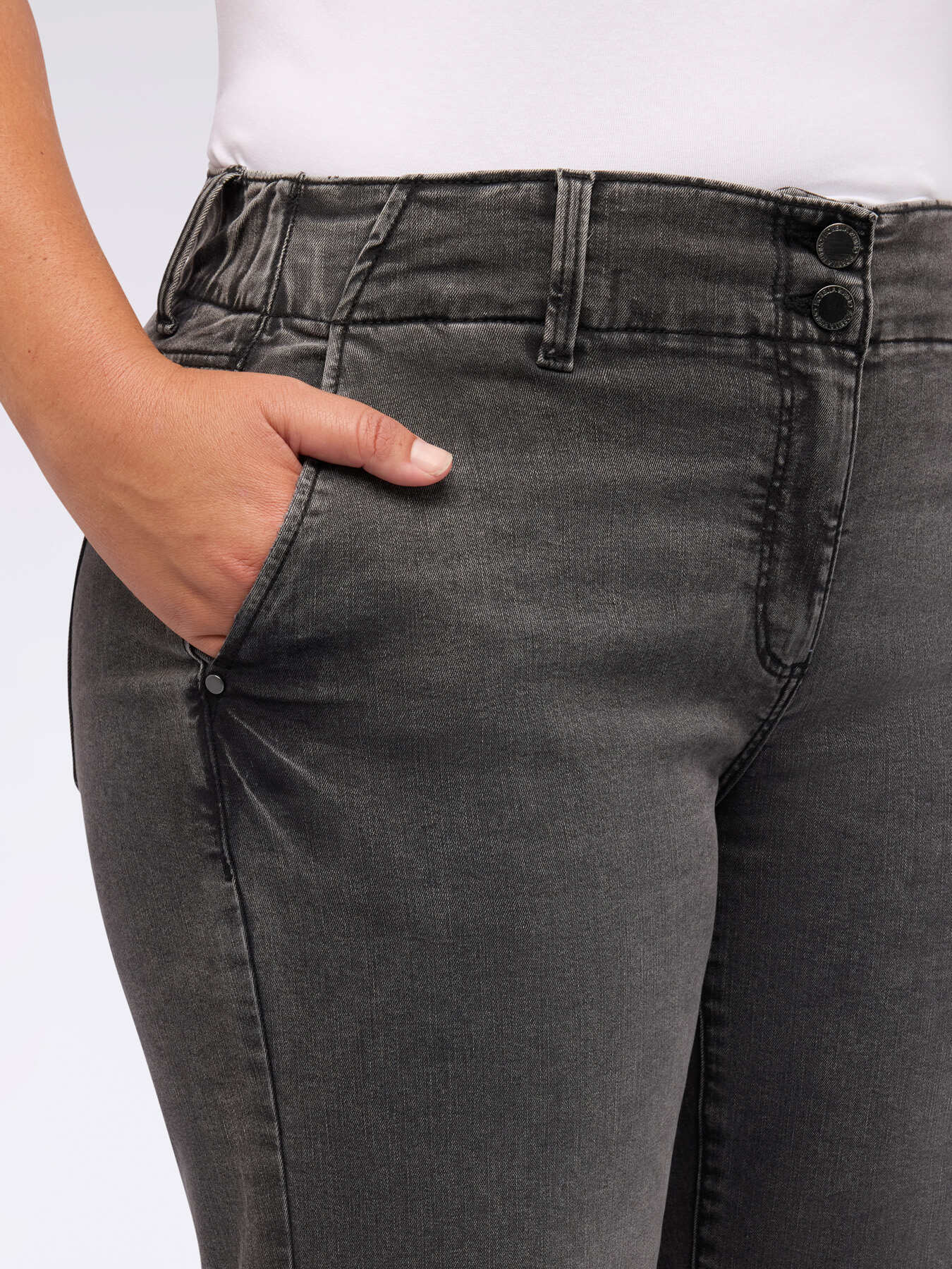 Stone-washed cropped jeans image number 2