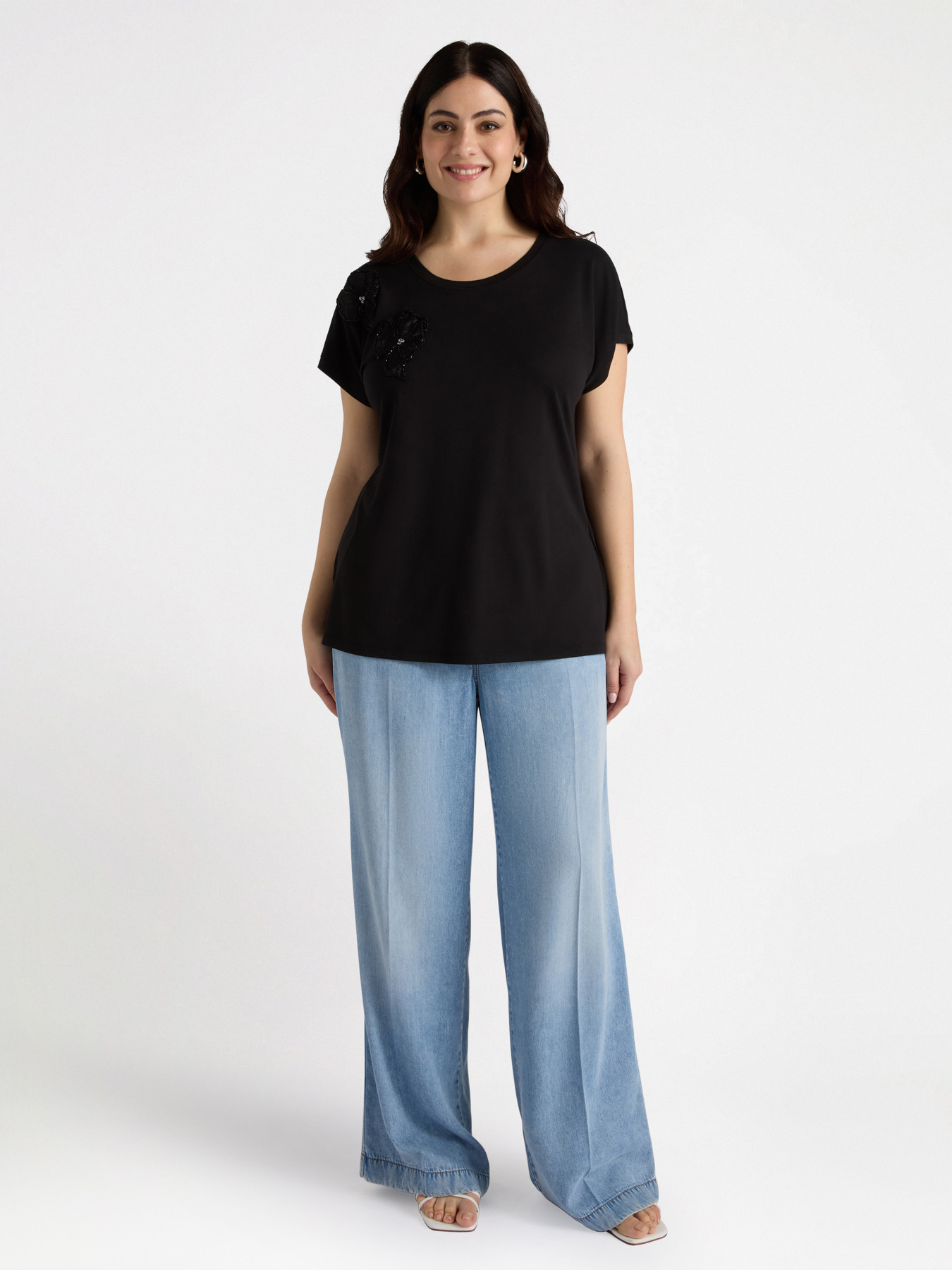 T-shirt con fiori ricamati image number 0