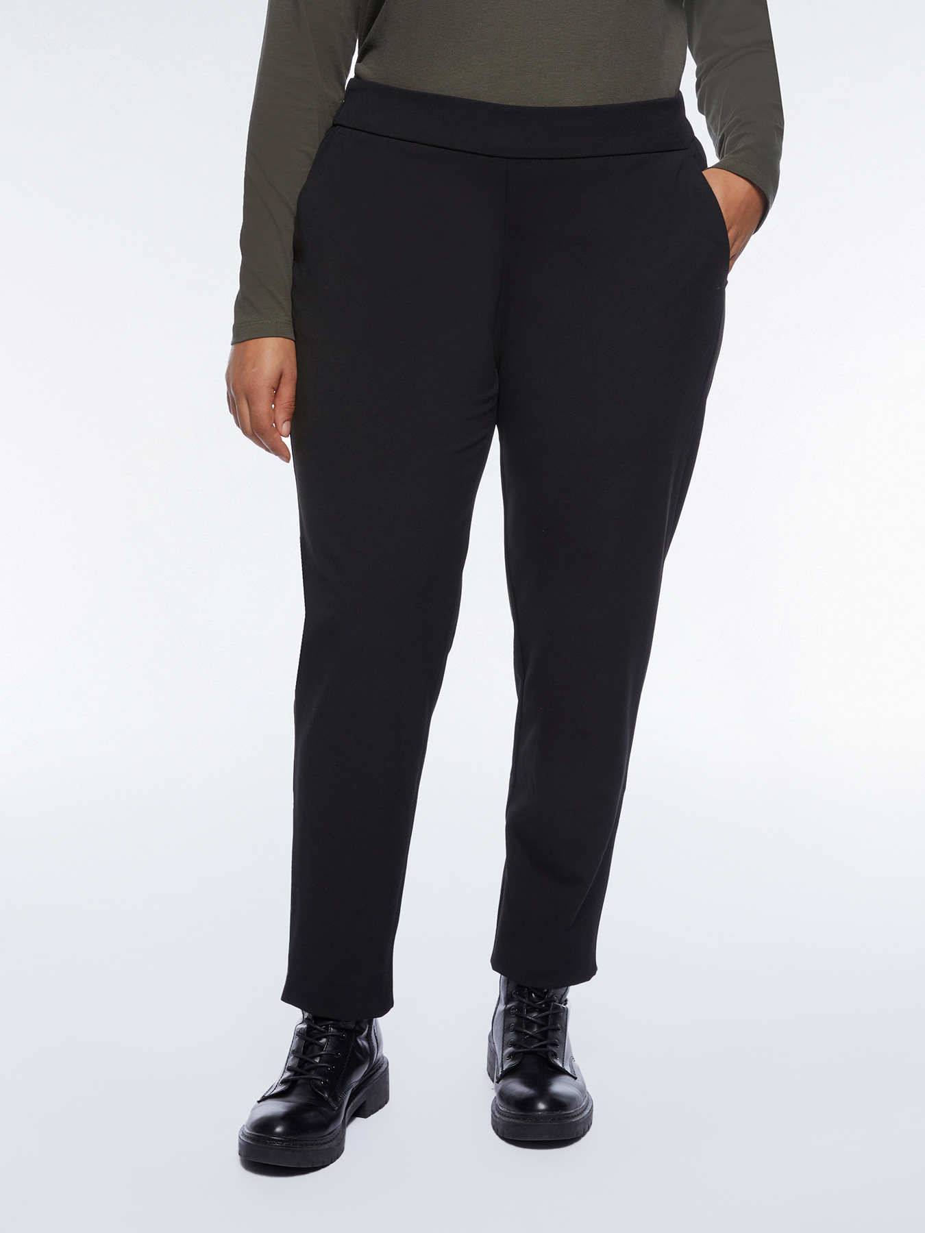 Pantaloni con tasche all'americana image number 0