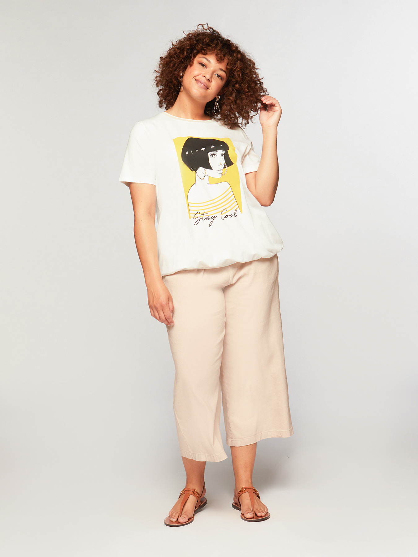 Camiseta con estampado estilo c&oacute;mic y pedrer&iacute;a image number 2