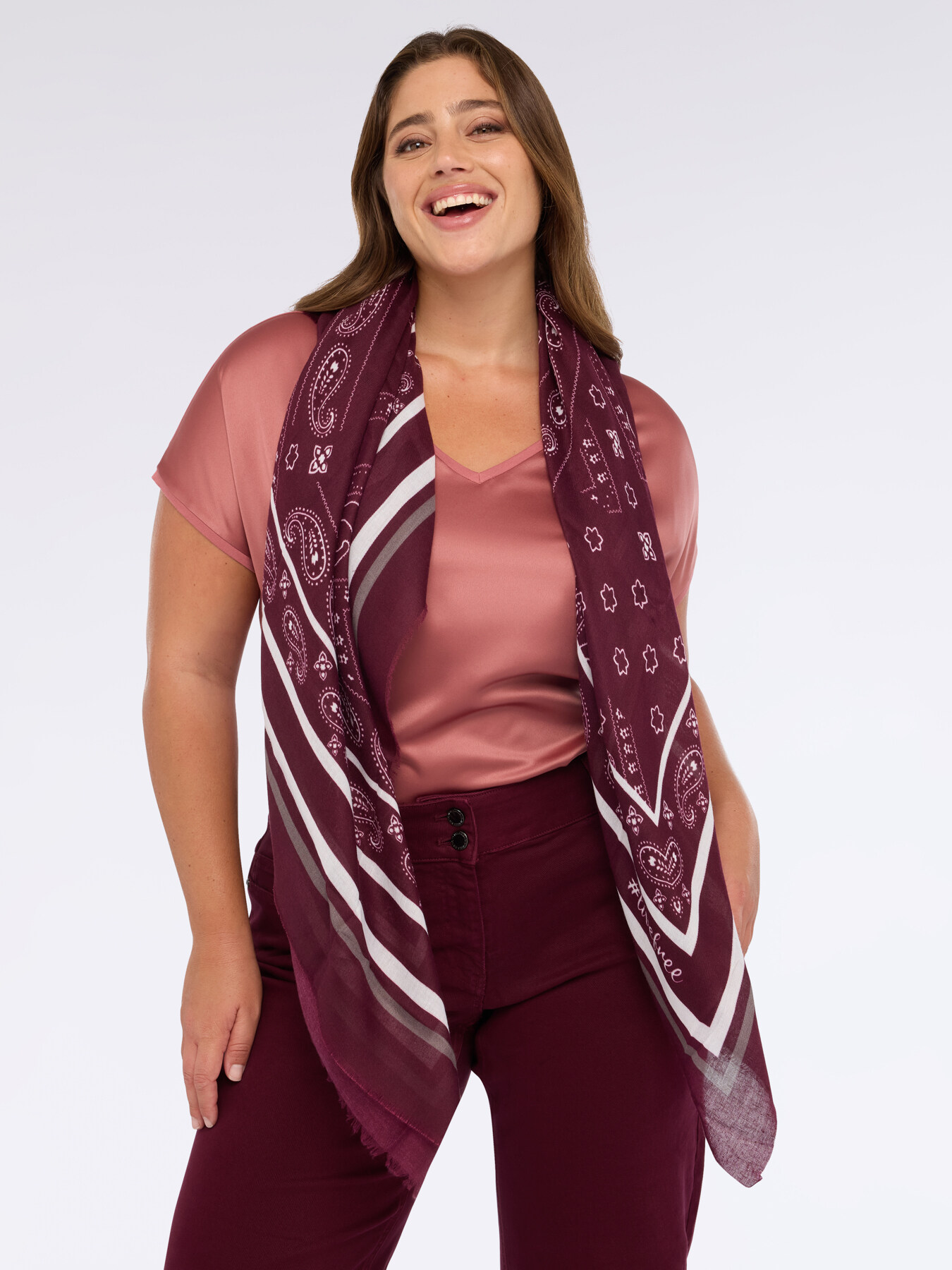 Long scarf with paisley print image number 0