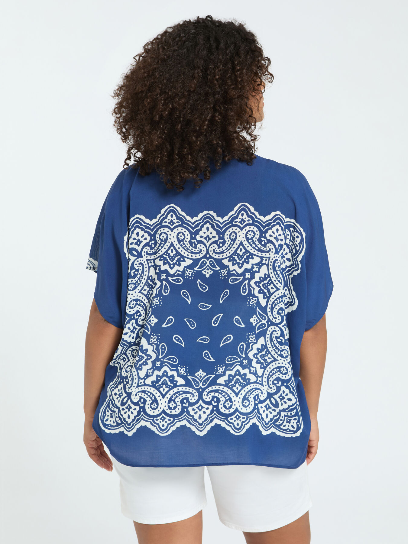 Blusa estampado bandana en viscosa image number 1