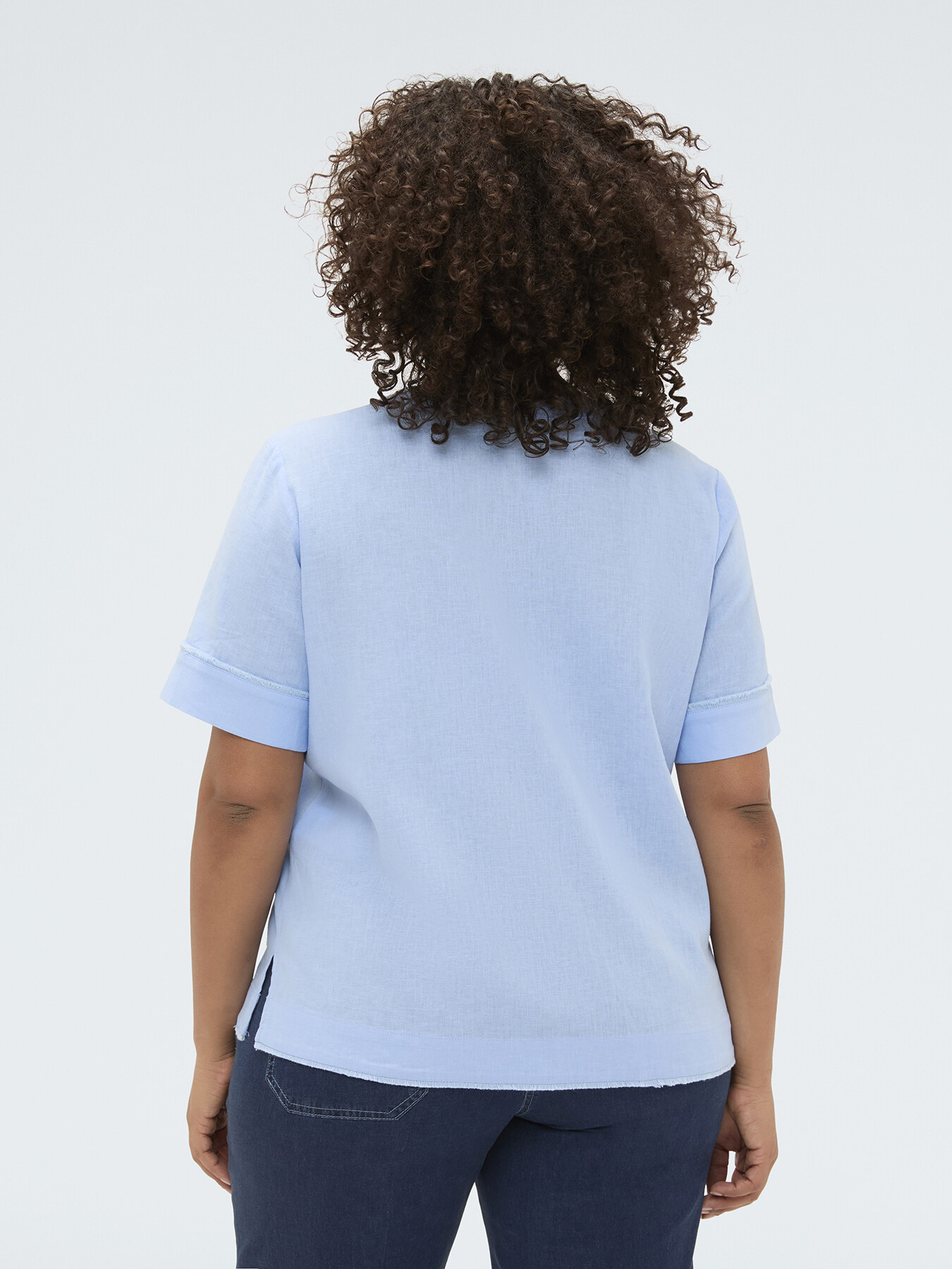 Round neck shirt in linen and viscose blend image number 1