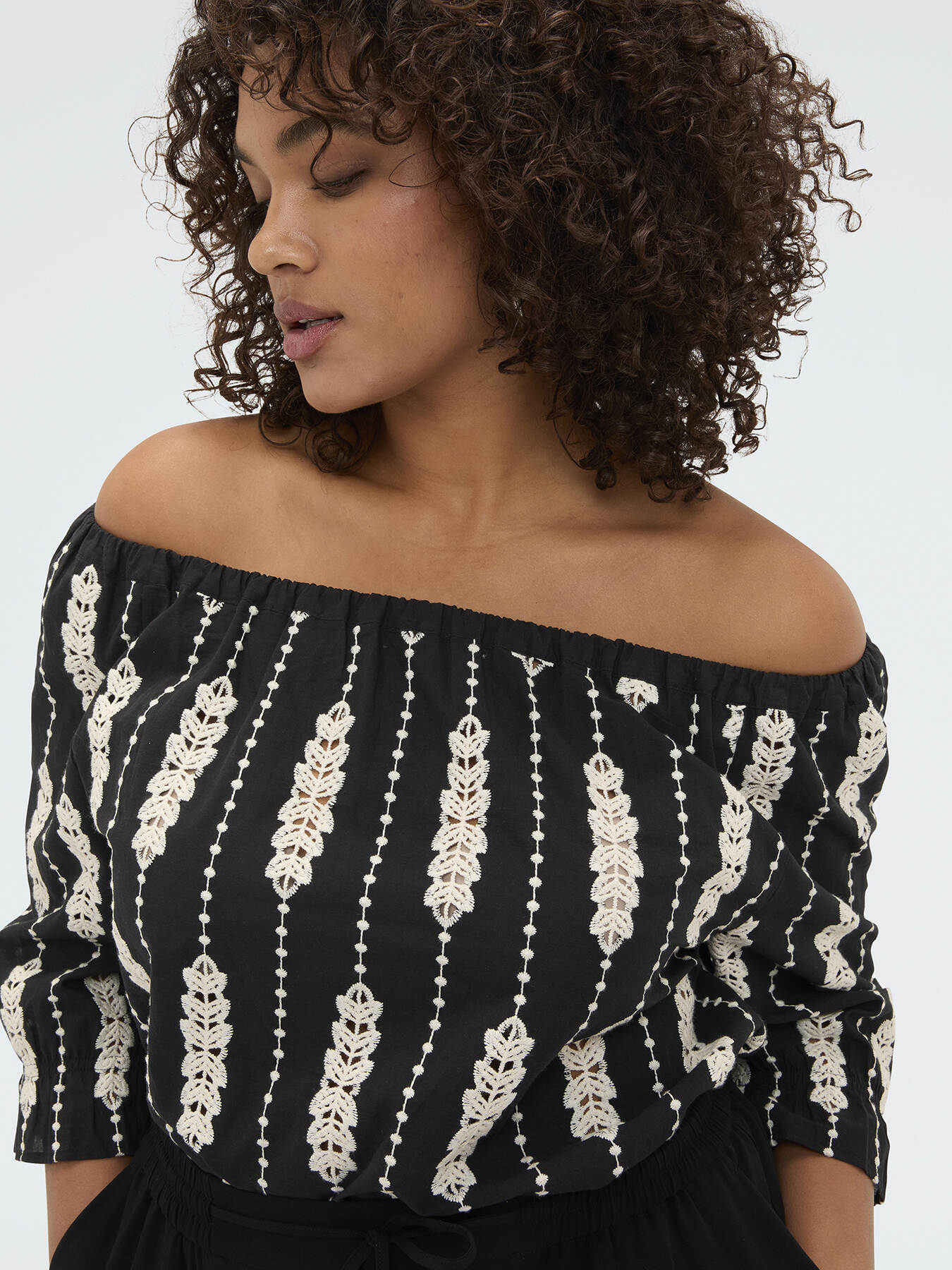 Off-shoulder blouse with embroidery image number 0