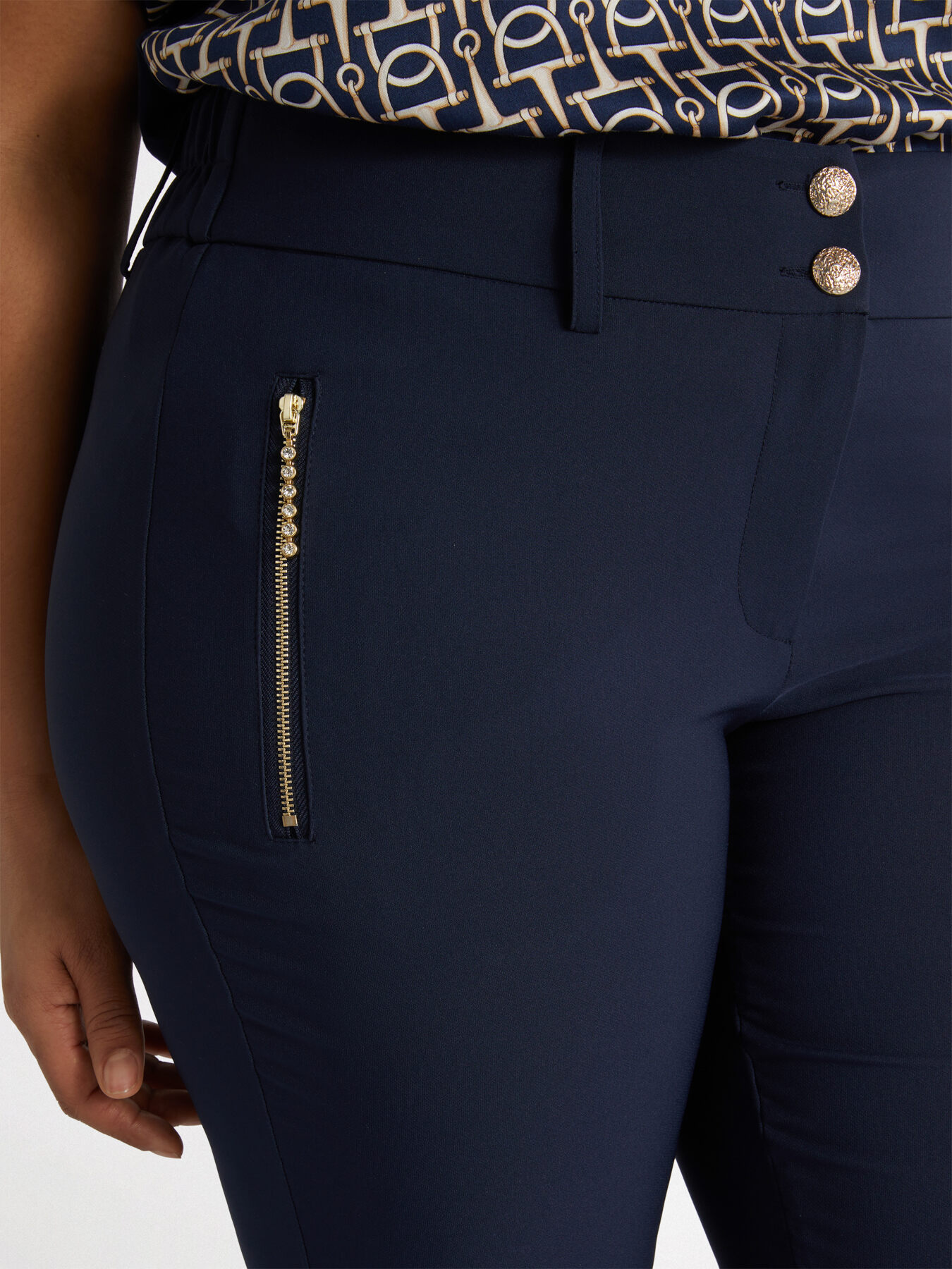 Pantalon skinny en n&eacute;opr&egrave;ne avec fermeture &eacute;clair et boutons bijoux image number 3