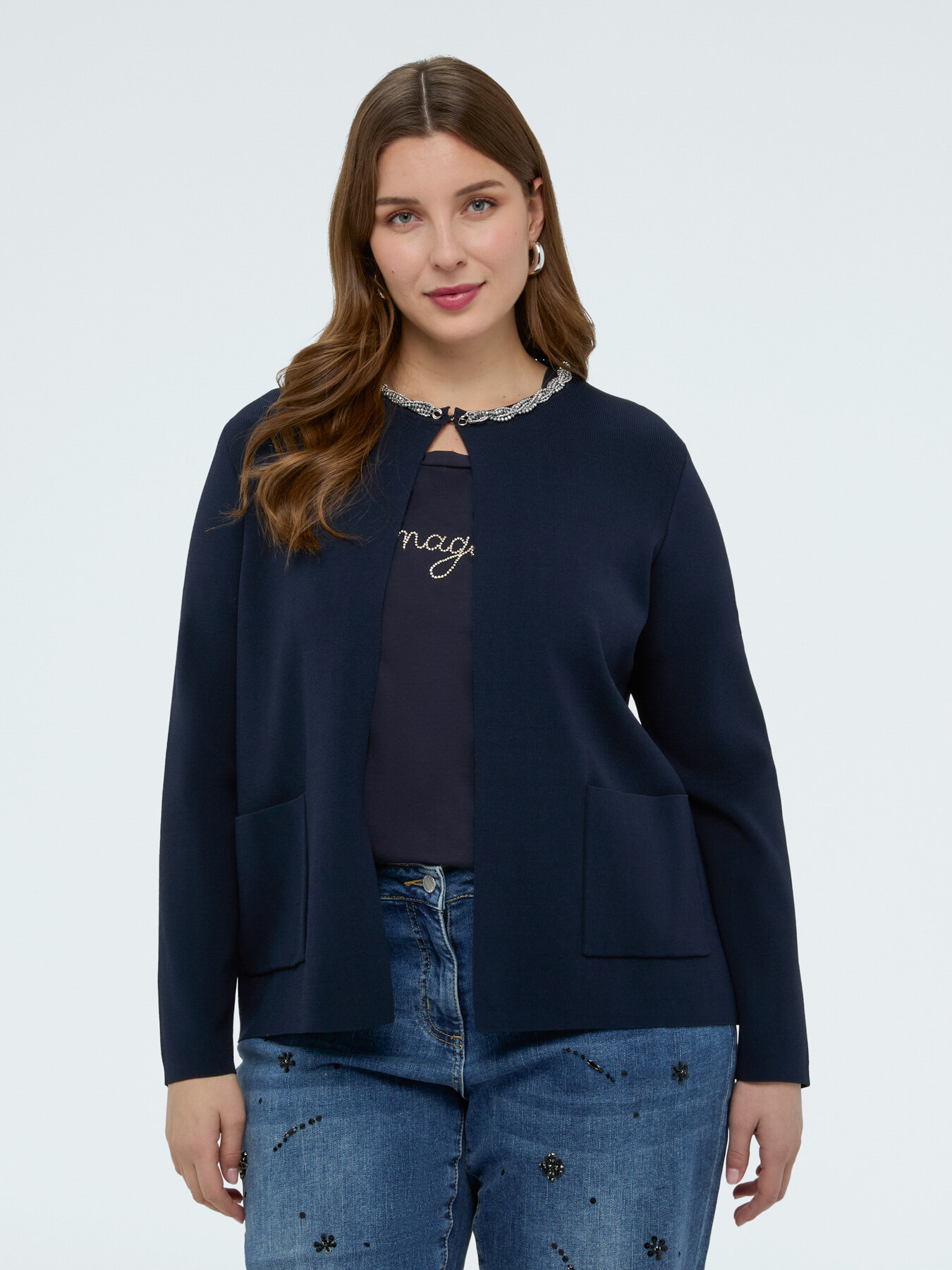 Cardigan in maglia fine con collana applicata image number 2