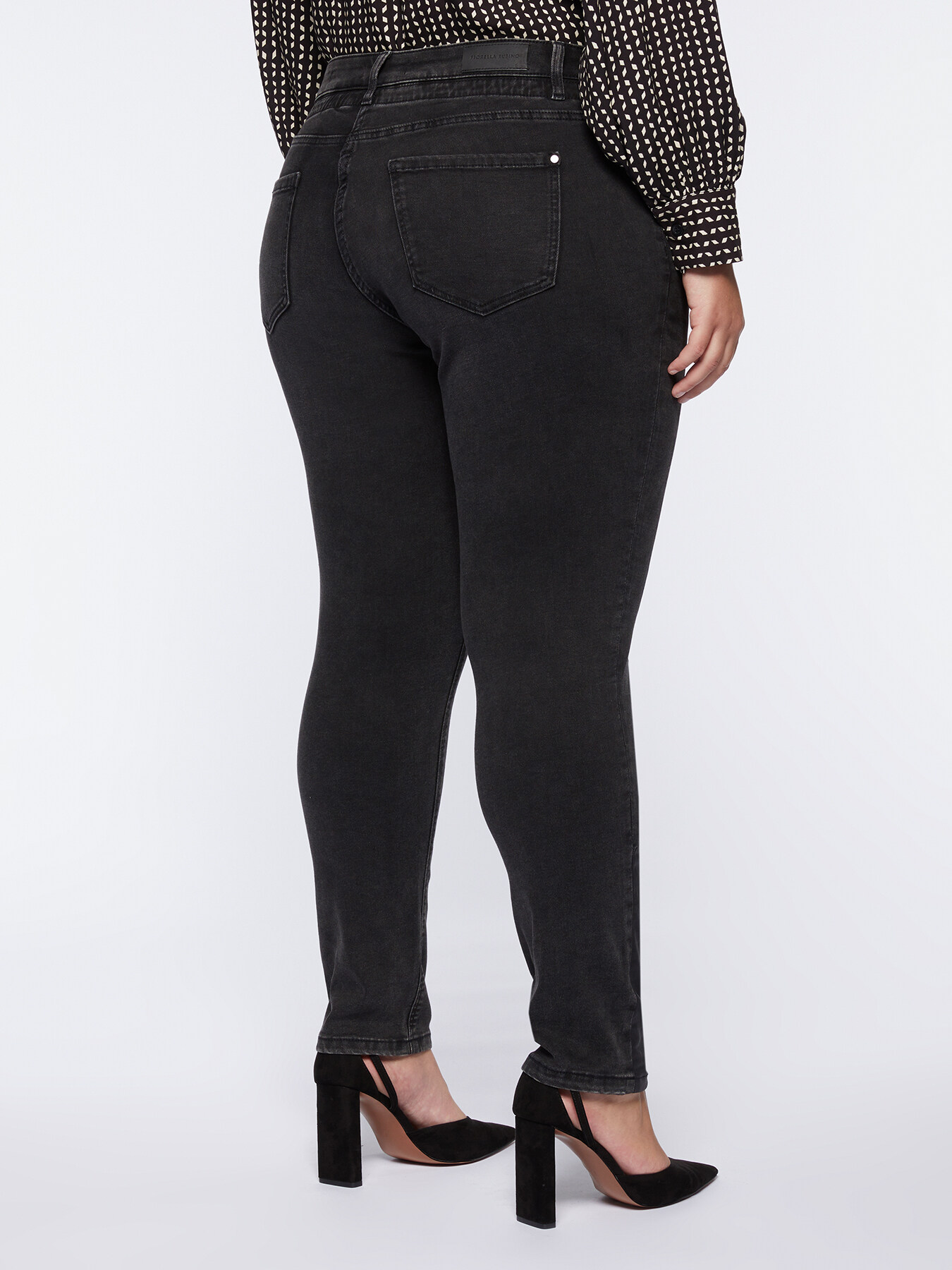 Vaqueros negros Zaffiro slim girlfit con aplicaciones image number 1