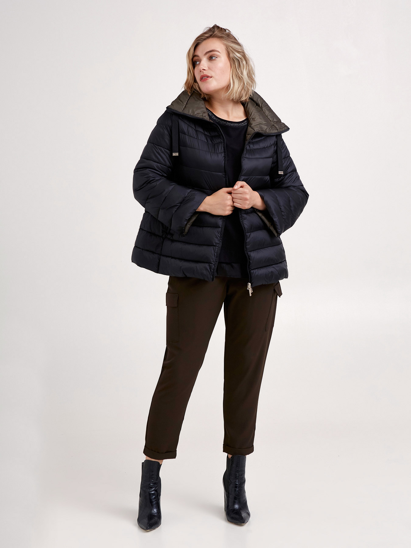 Piumino leggero con coulisse al collo image number 0