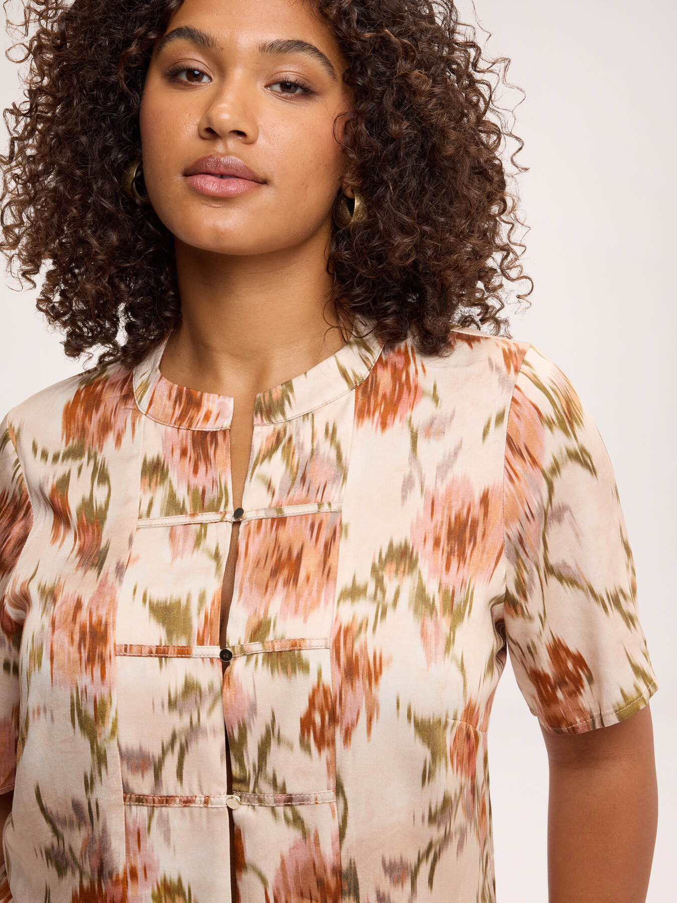 Blouse avec imprim&eacute; en satin de viscose image number 3