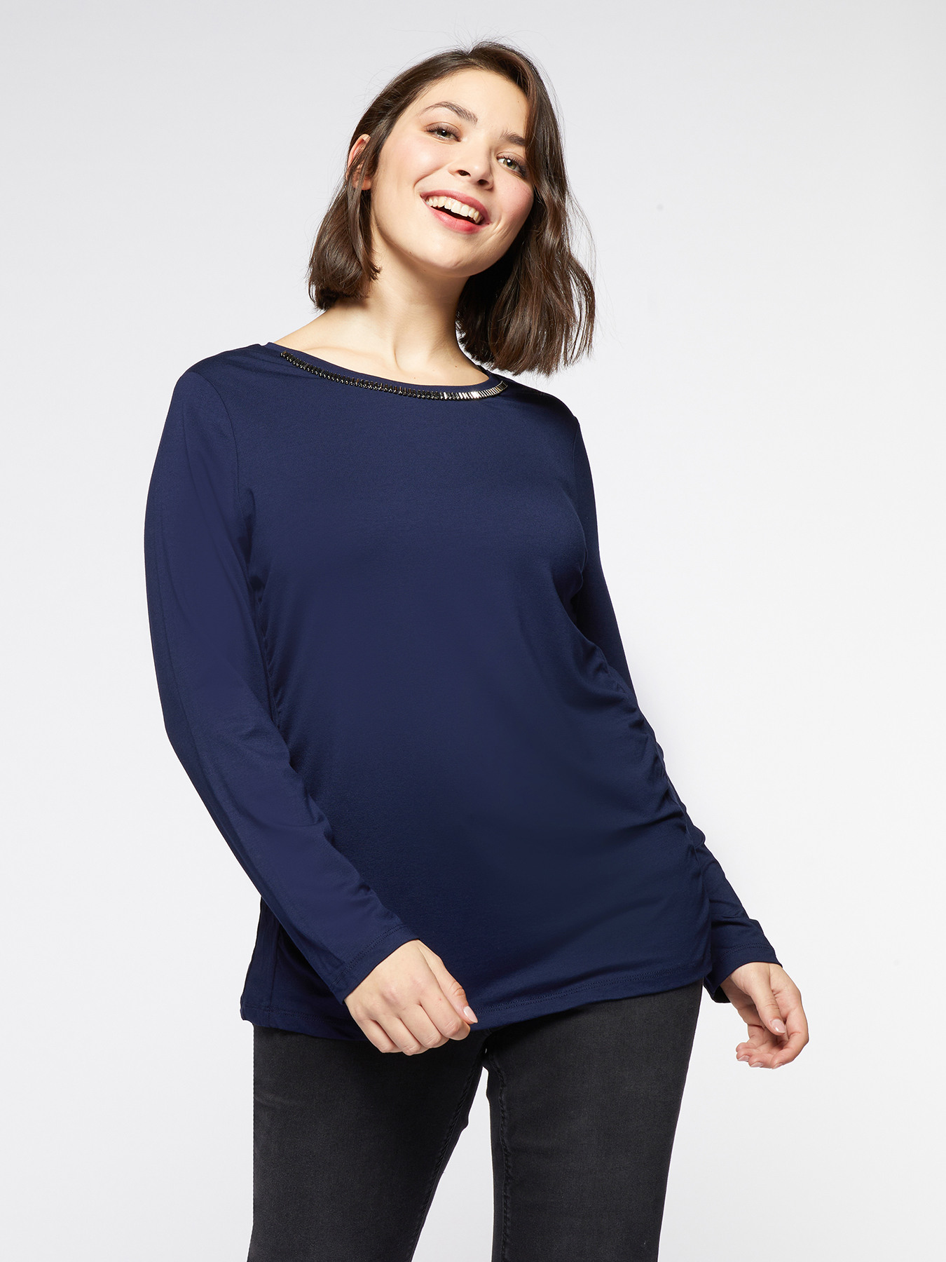 T-shirt con scollo ricamato image number 0