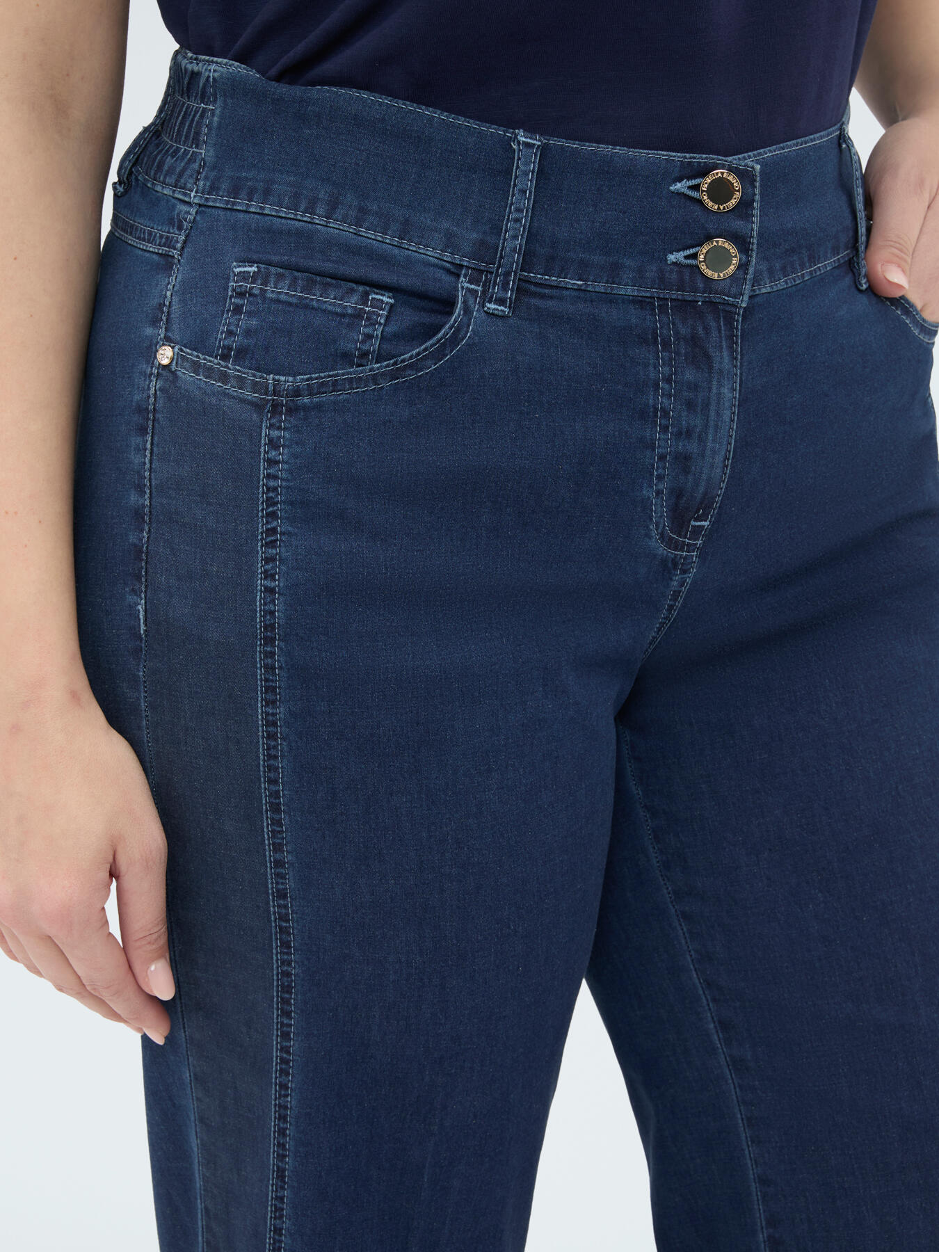 Cropped jeans in lightweight denim image number 2