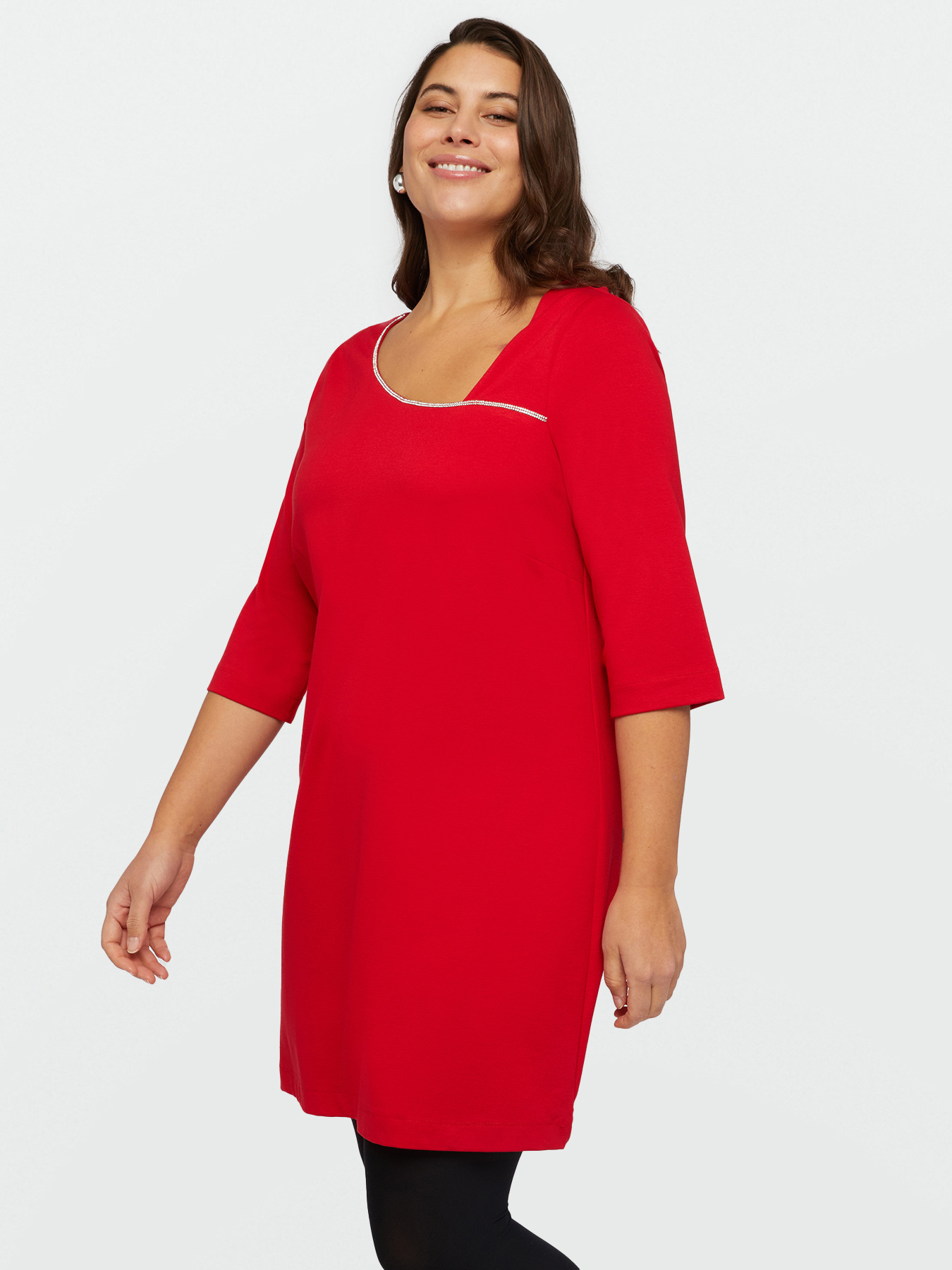 Robe rouge avec rang&eacute;e de strass image number 2