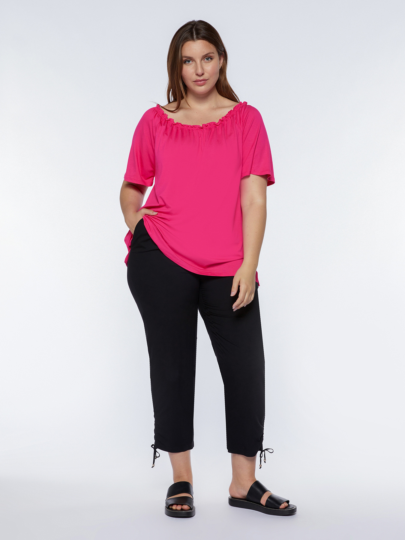 T-shirt con scollo arricciato image number 2