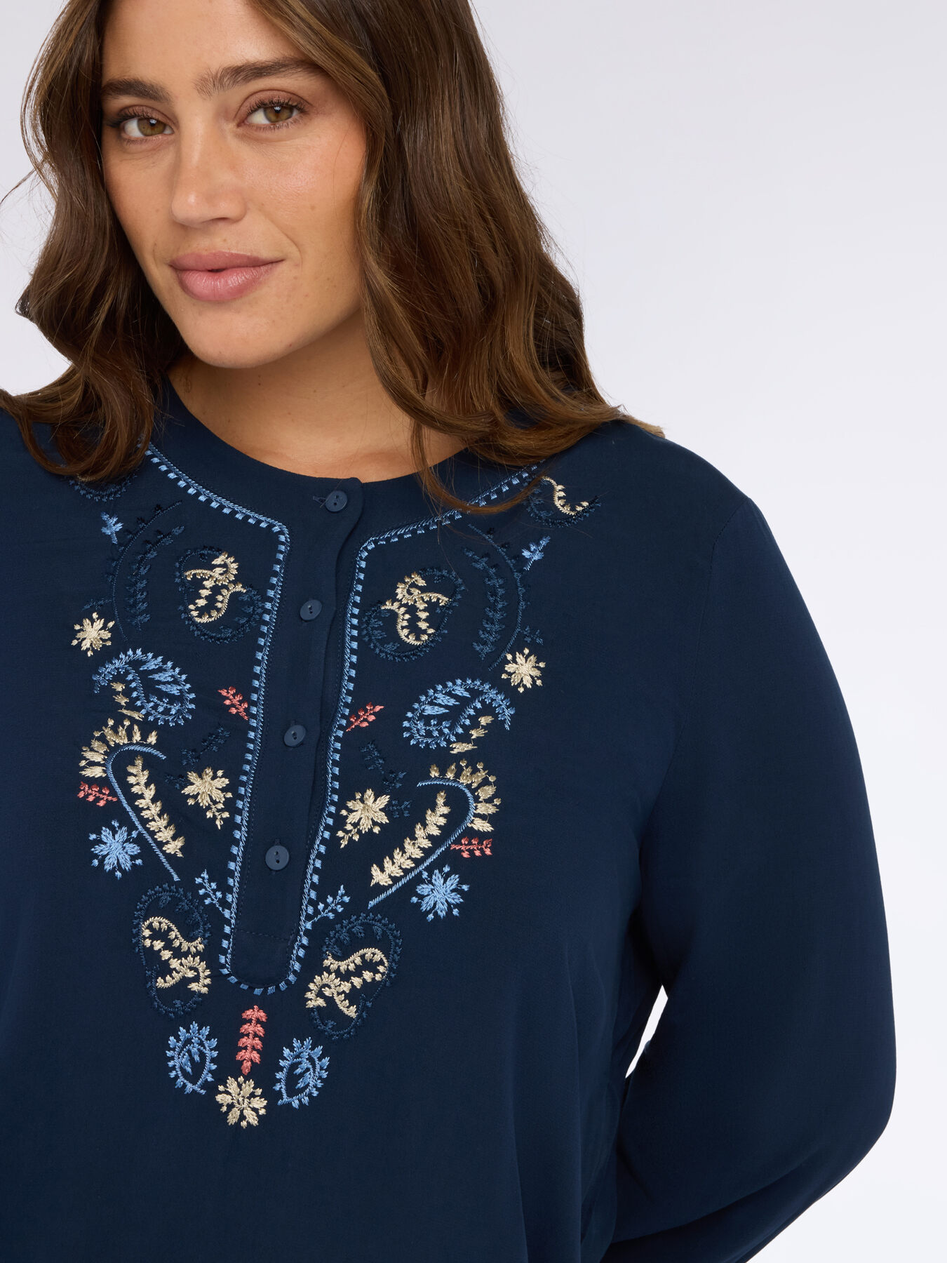 Blusa con bordado paisley en viscosa image number 0