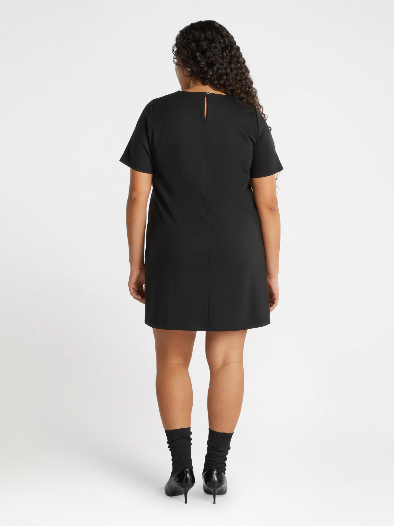 Kurzes Kleid mit besticktem Ausschnitt image number 1