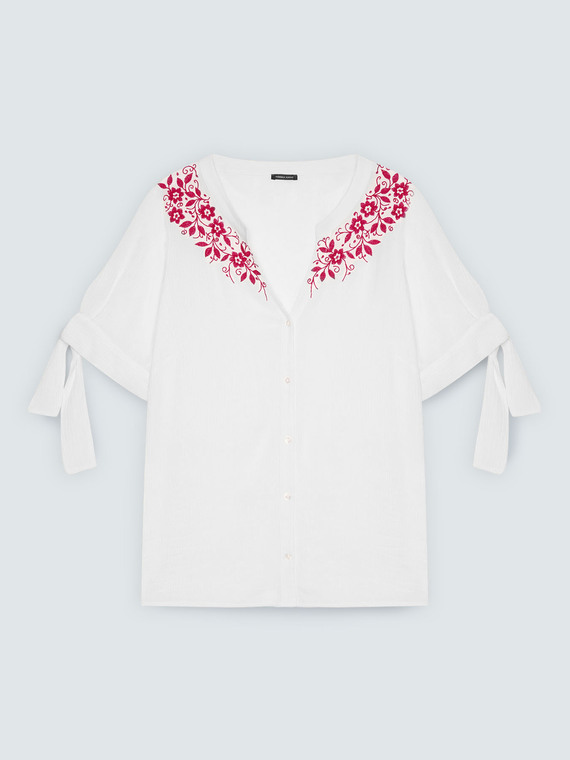 Blouse with floral embroidery