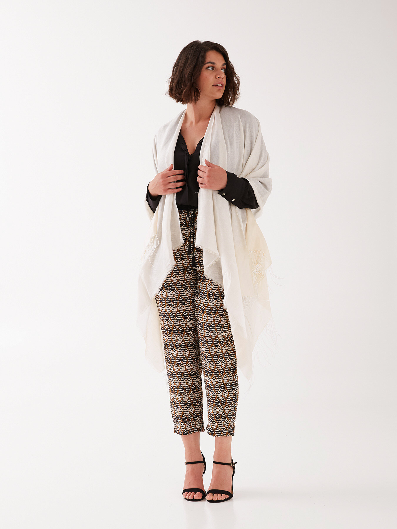 Scarf with lurex trims and fringe image number 2