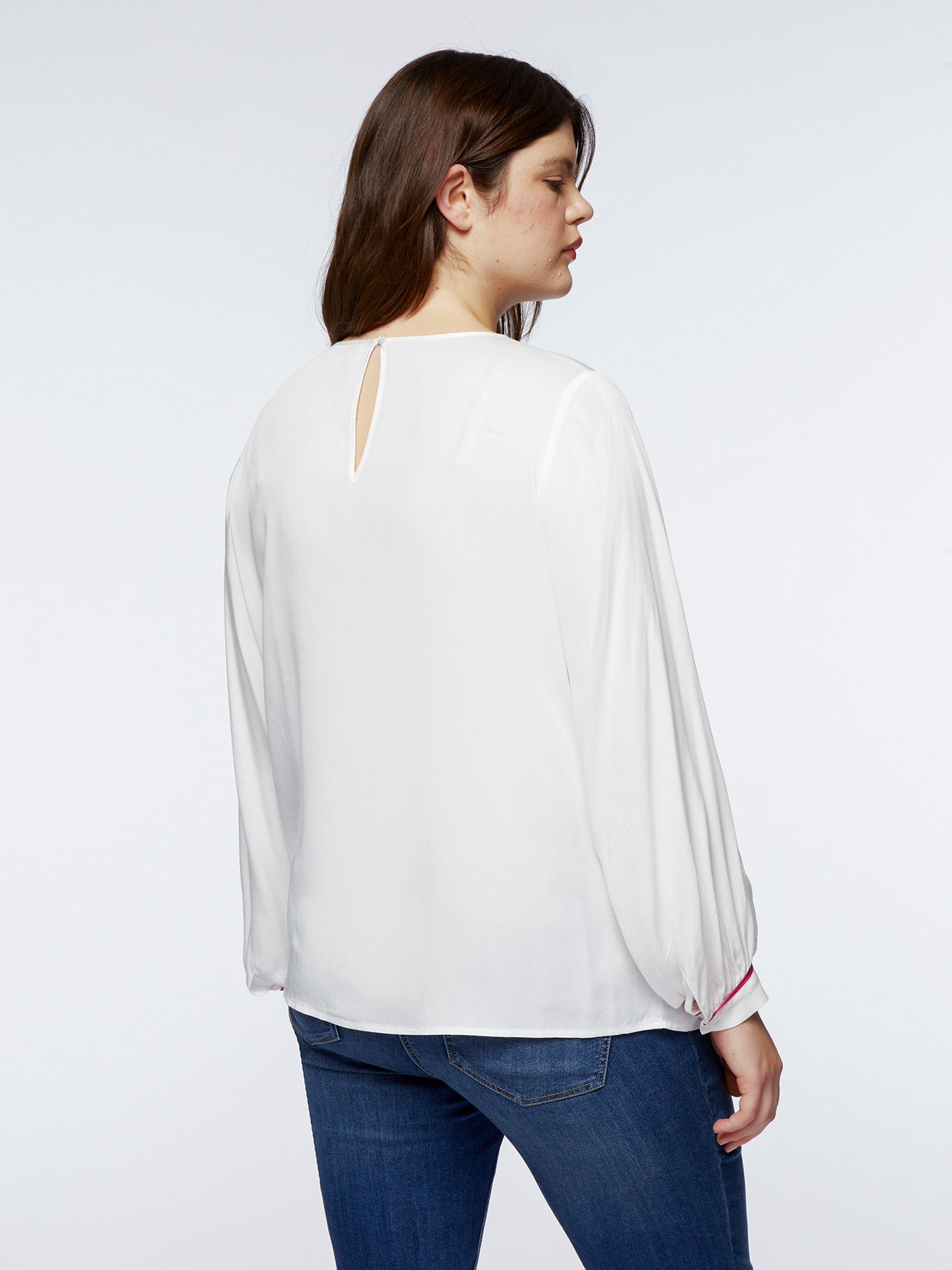 Blusa con bordi colorati image number 1