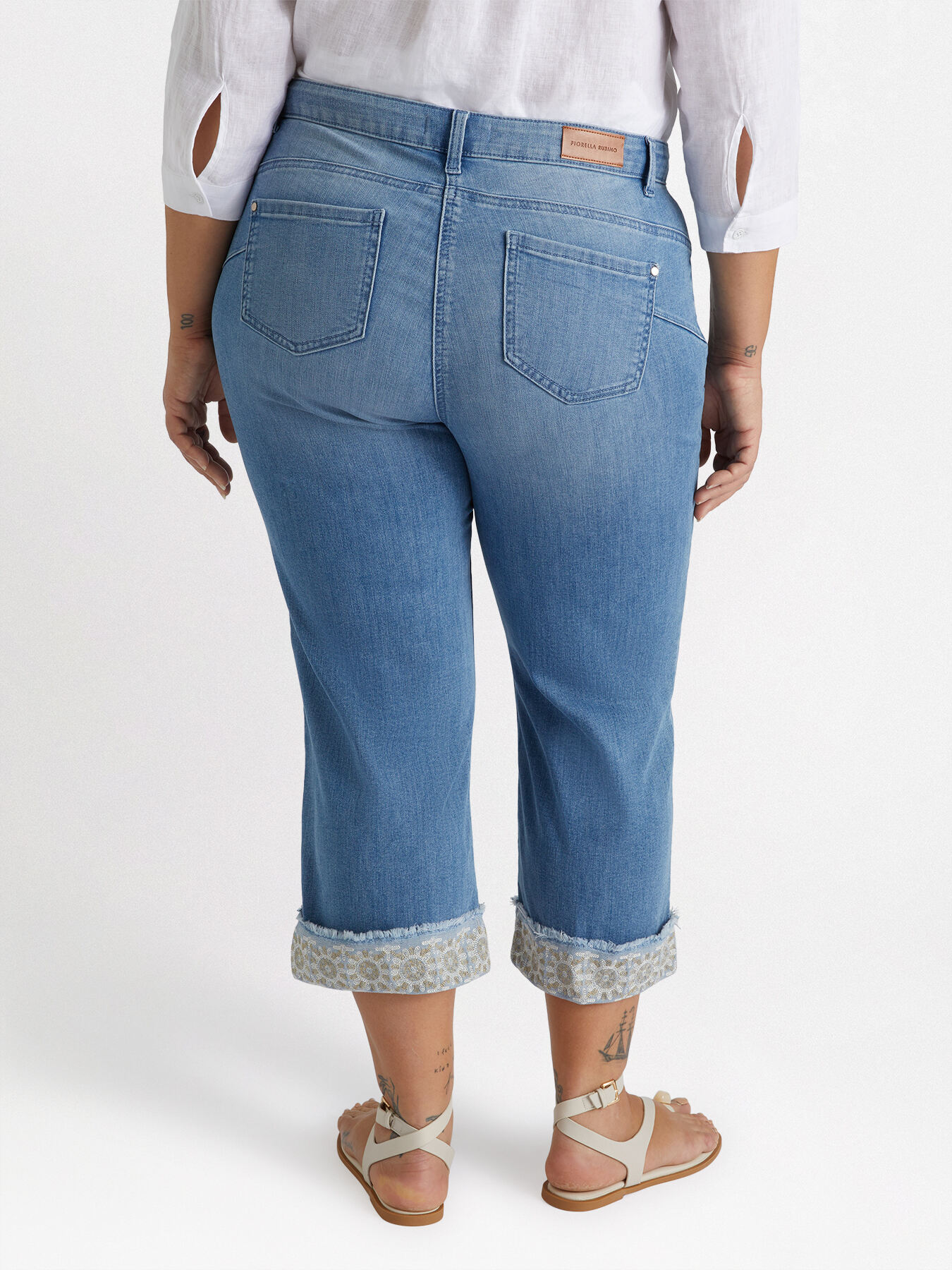 Jeans cropped con bordo in pizzo image number 1