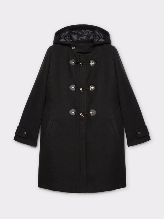Coat with toggle fasteners