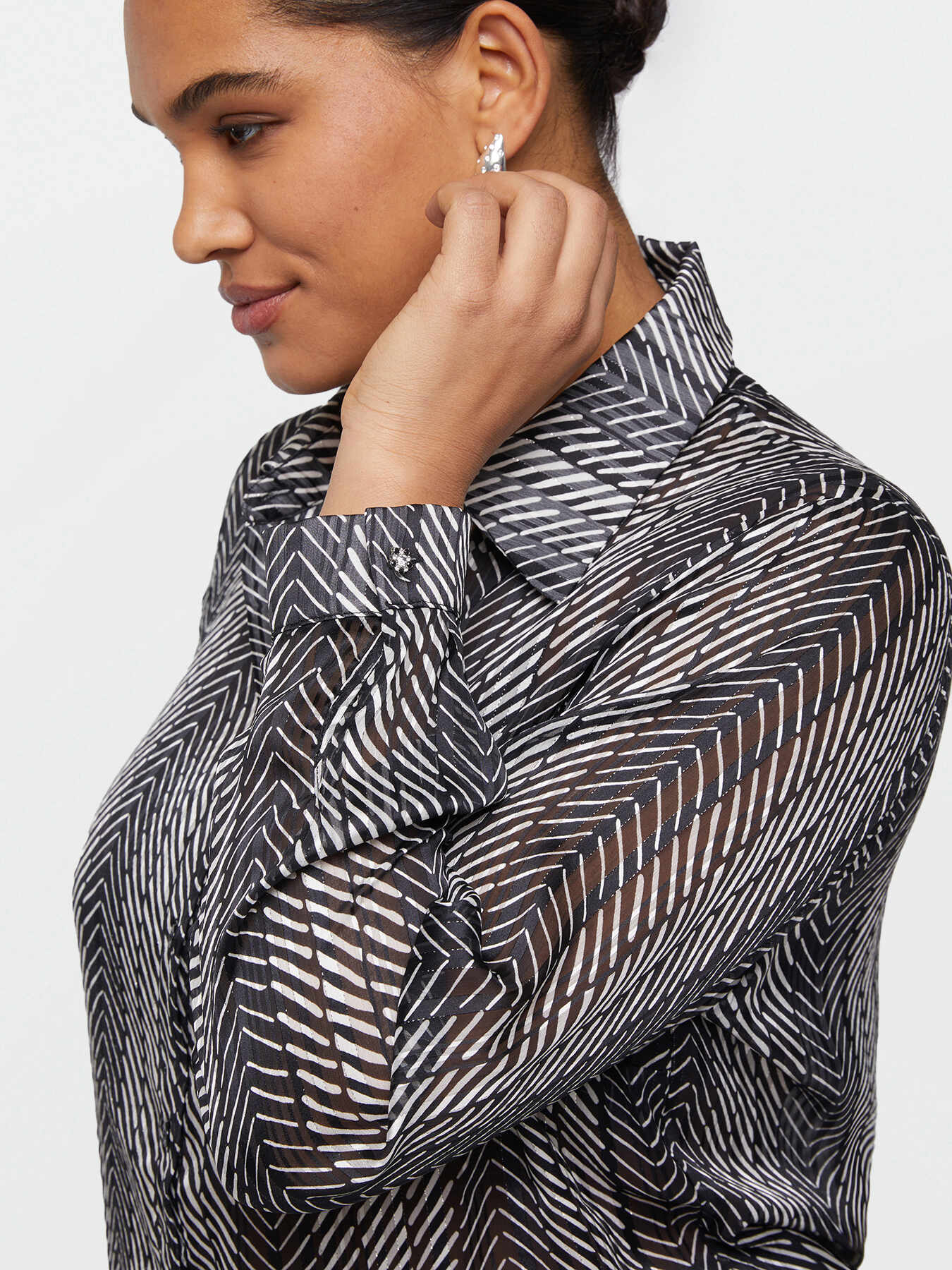 Chemise &agrave; impression &agrave; chevrons noire et blanche image number 2