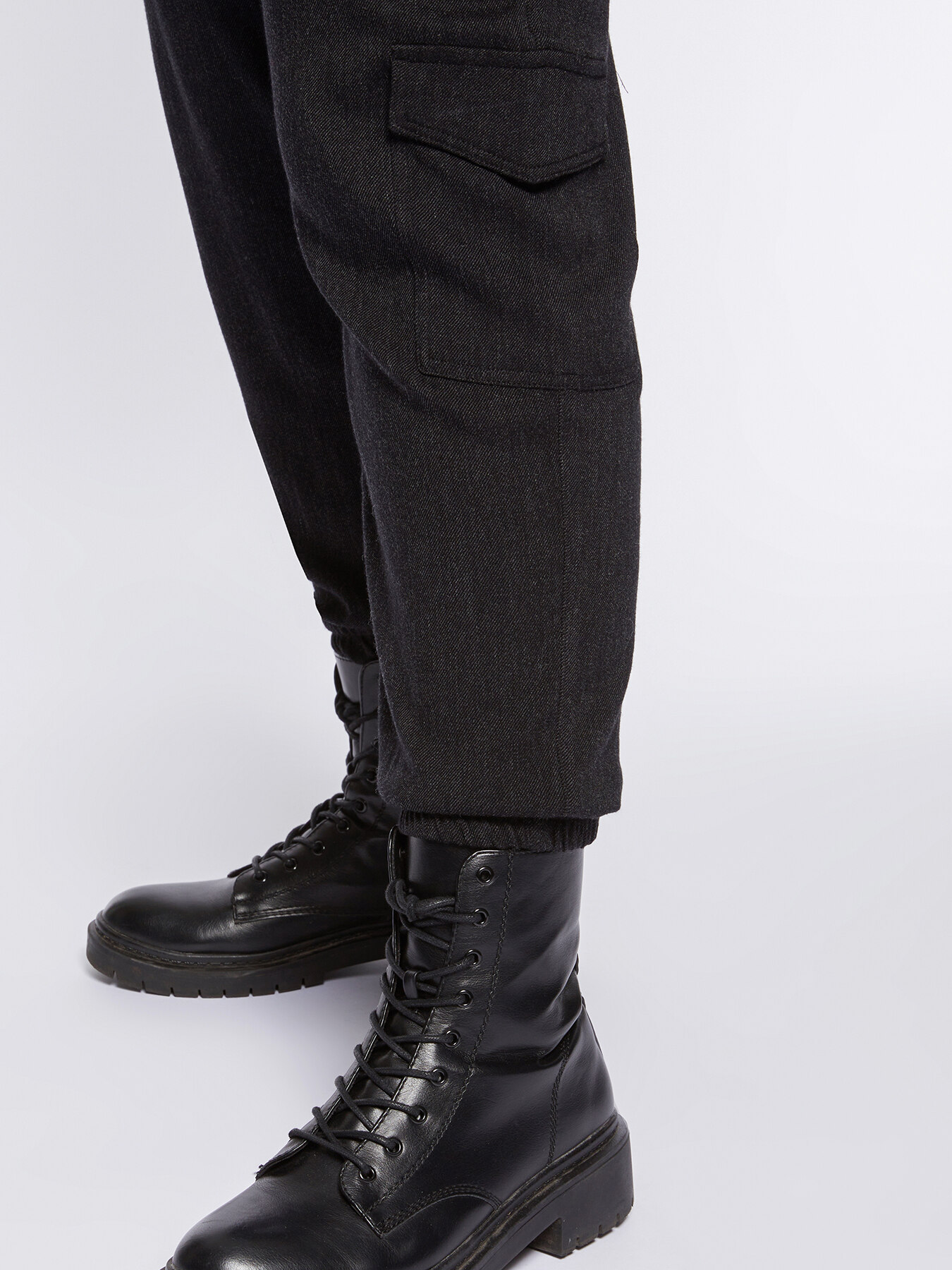 Cargo trousers in flowing fabric image number 3