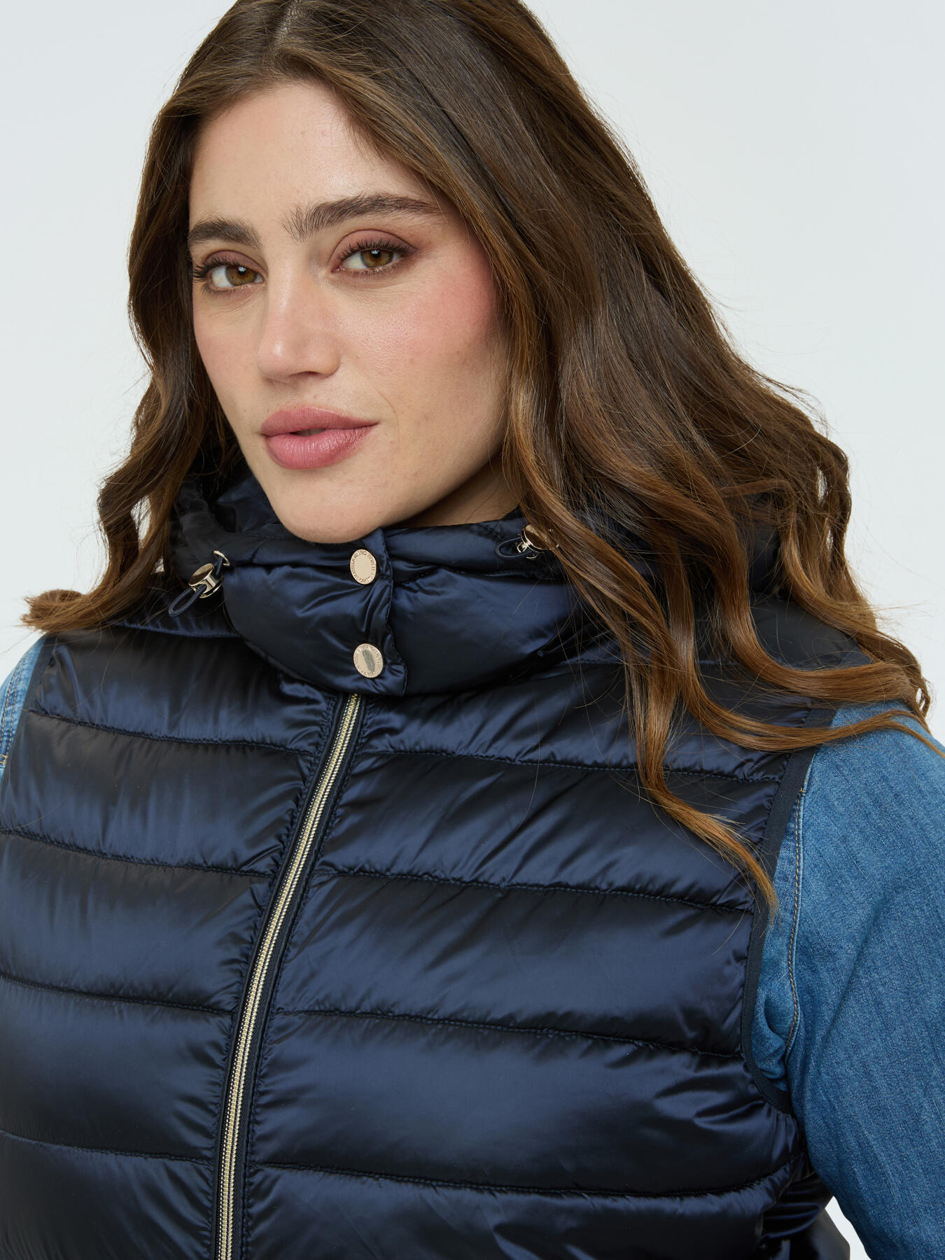 Sleeveless hooded puffer jacket image number 3