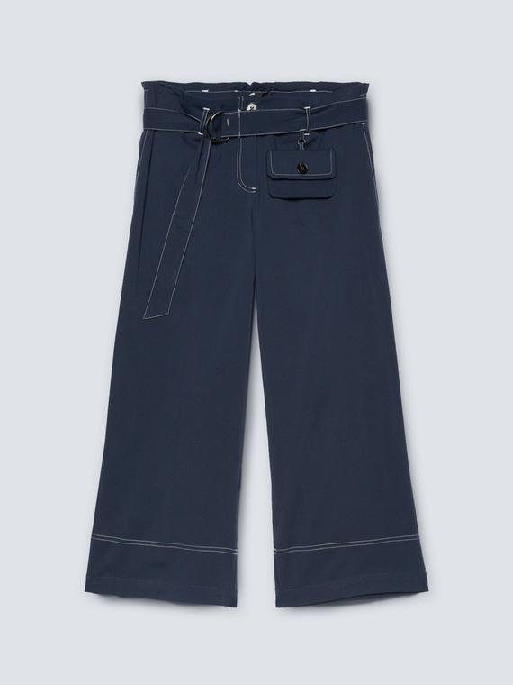 Pantalones cropped con cinturón y mini bag