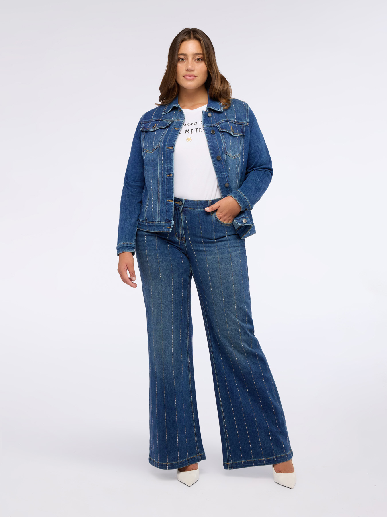 Jeansjacke mit Nadelstreifen aus Strass image number 6