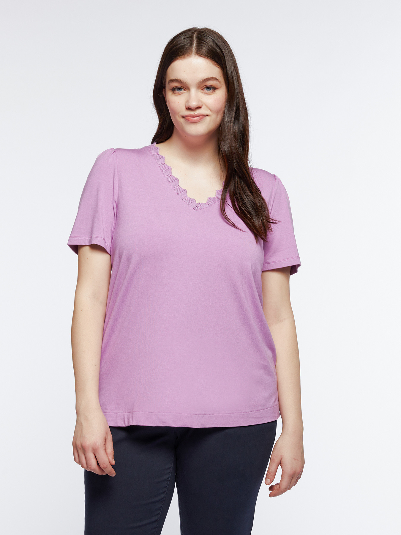 T-shirt avec bord brod&eacute; image number 0