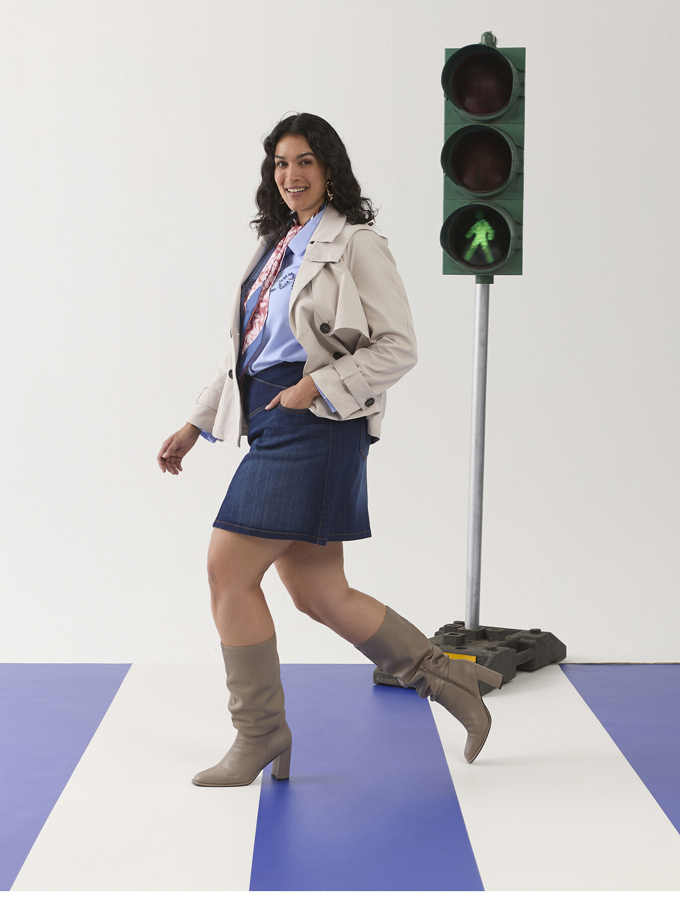 Kurzer zweireihiger Trenchcoat image number 4