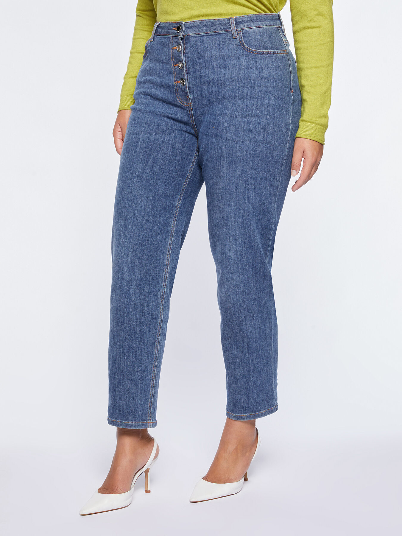 Barrel jeans with front buttons image number 0