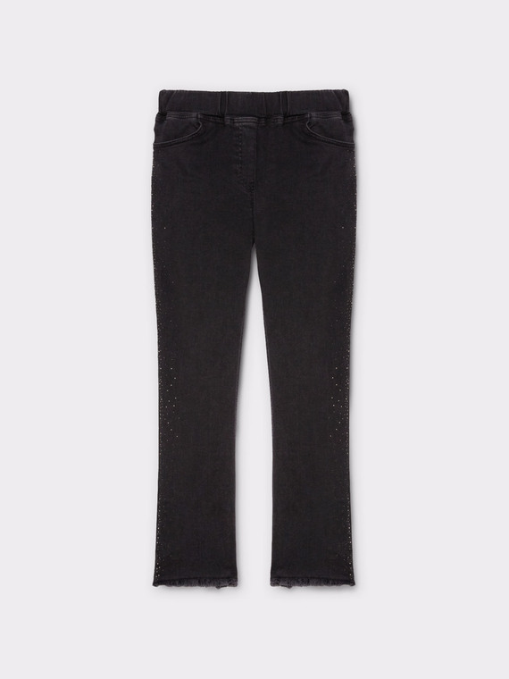 Schwarze Kick-Flare-Jeans mit Glassteinchen