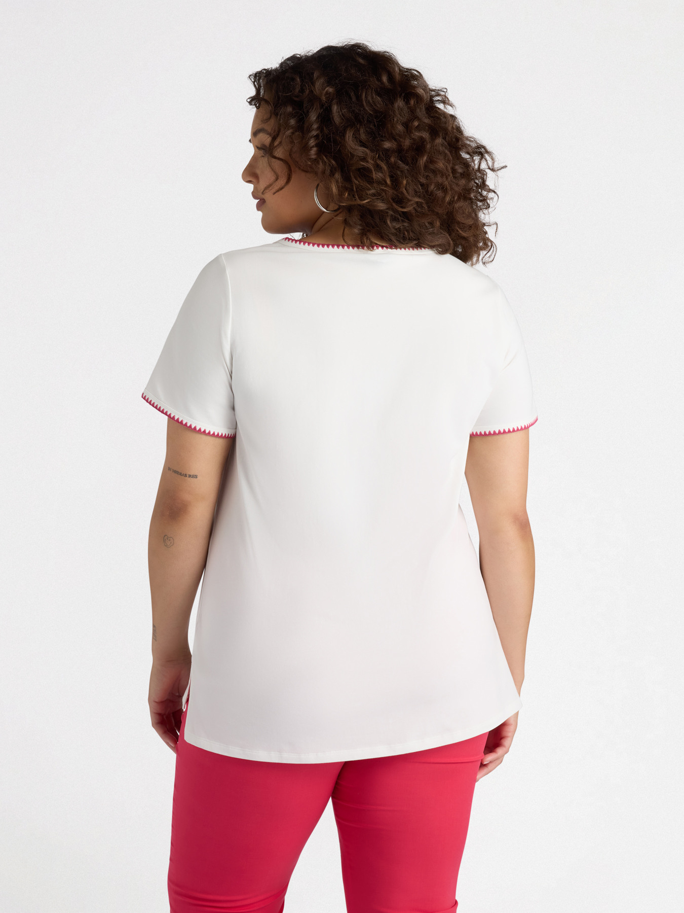 T-shirt avec broderie florale image number 1