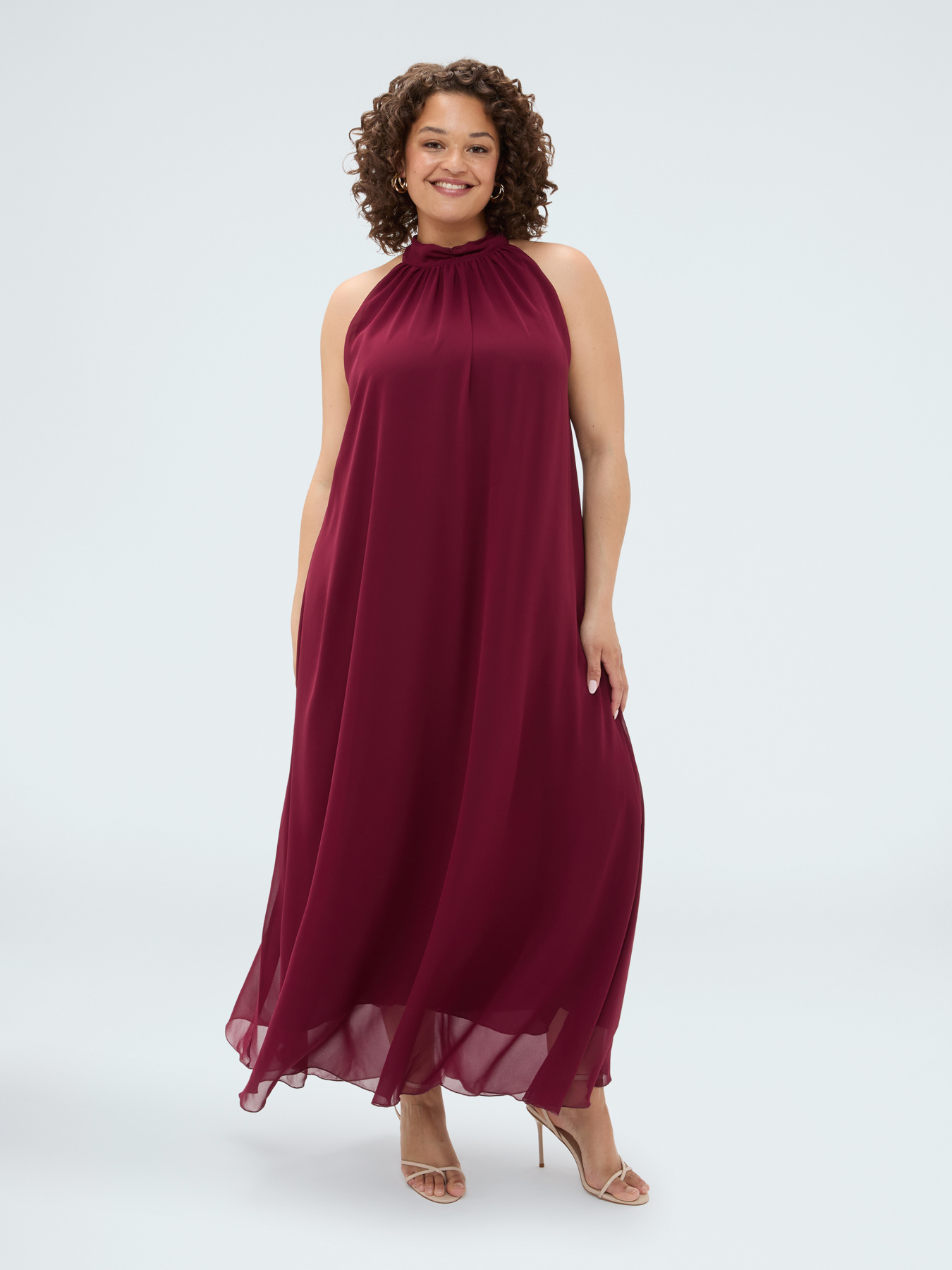 Long Free dress with halter neckline image number 2